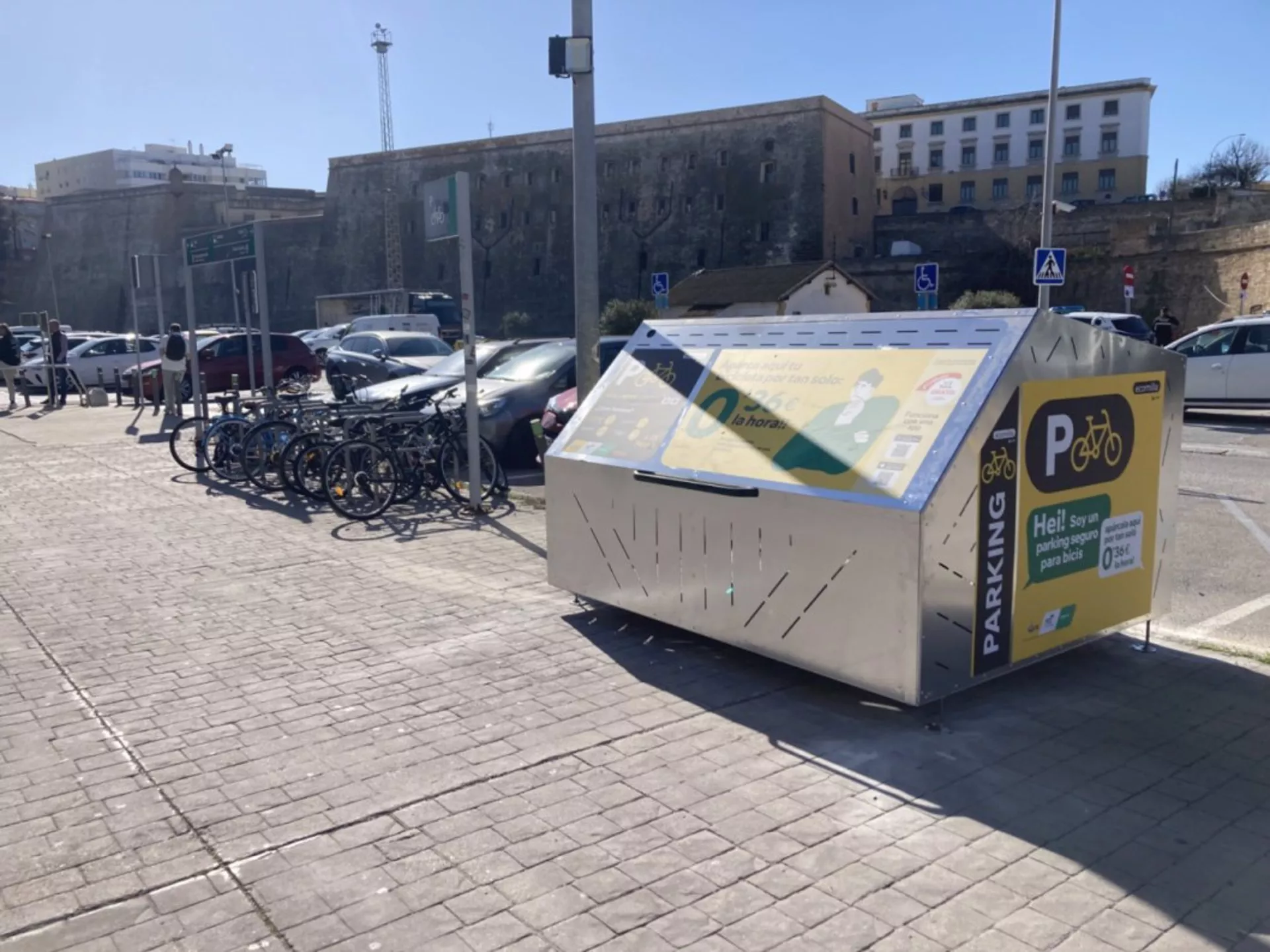 Imagen del aparcamiento en la estación de trenes de Cádiz. 