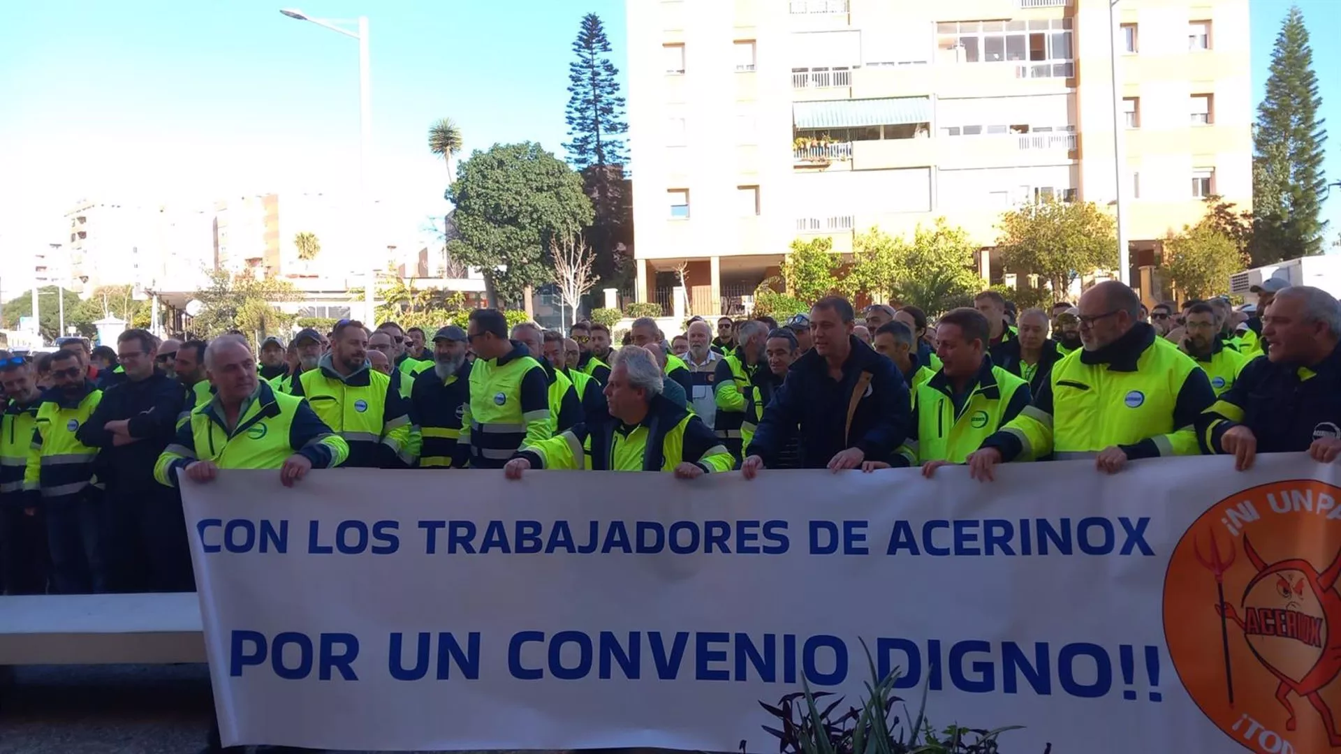 Trabajadores de Acerinox en la puerta de los juzgados.