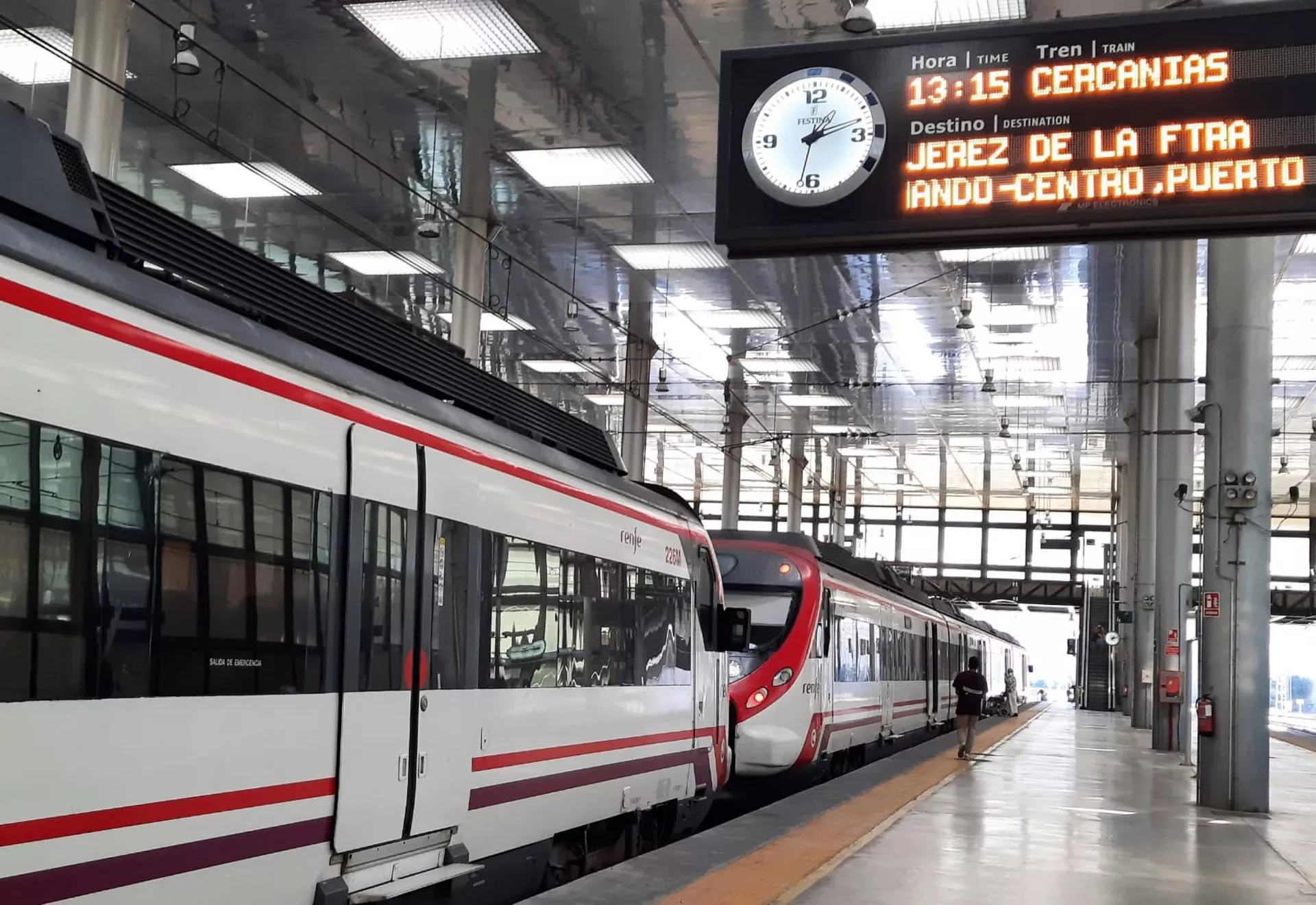 Trenes de Cercanías en la estación de Cádiz. Trenes de Cercanías en la estación de Cádiz.