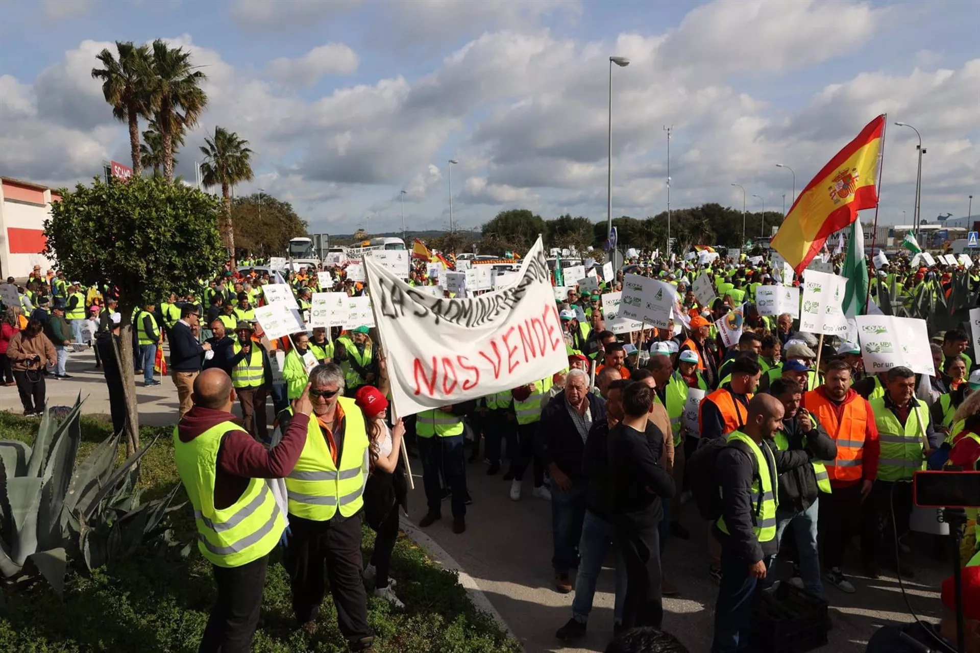 Agricultores saliendo del polígono La Menacha en su movilización hacia el Puerto de Algeciras.