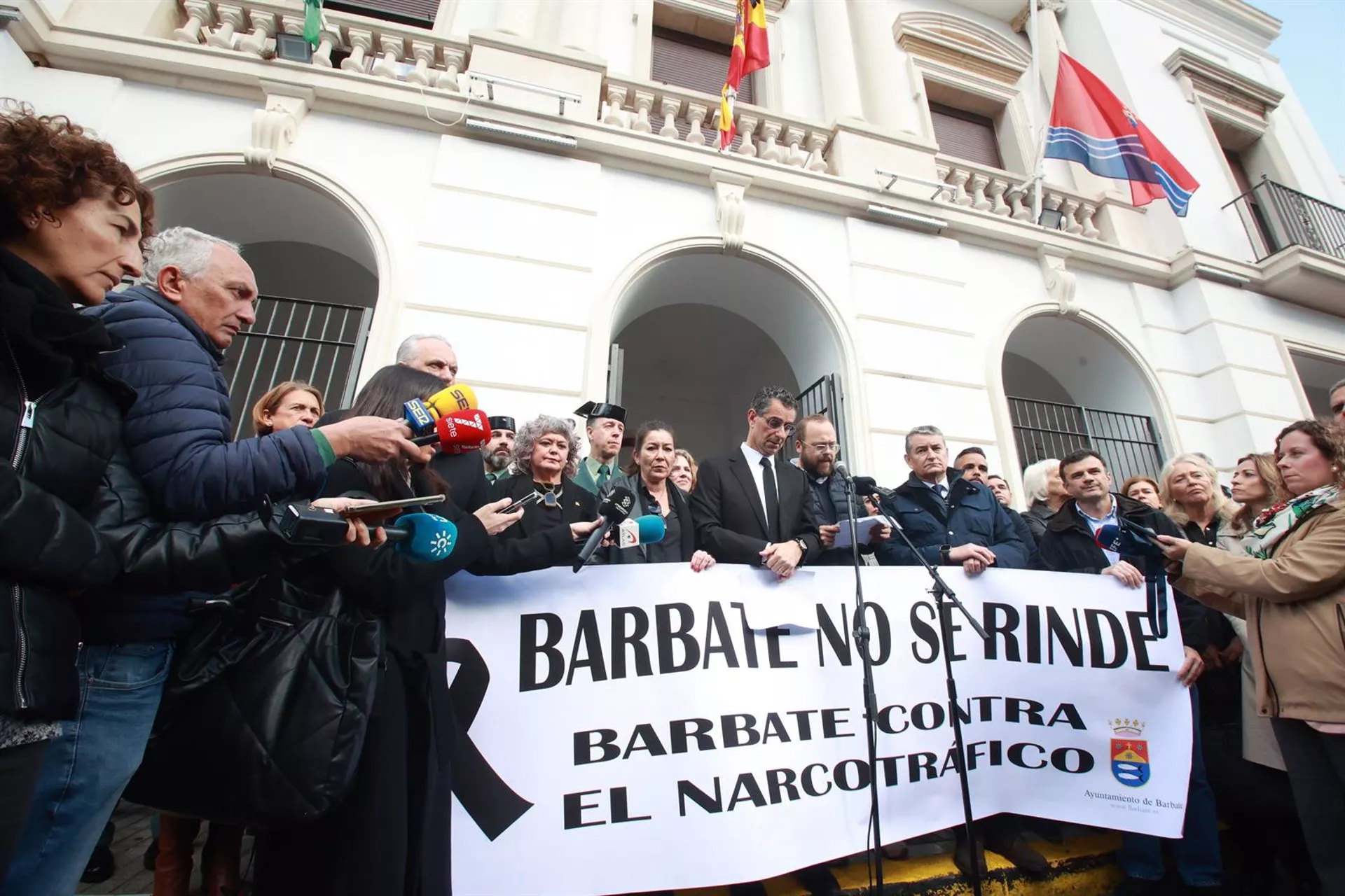 El alcalde de Barbate, Miguel Molina, junto al consejero de Presidencia, Antonio Sanz, en la concentración del pasado 10 de febrero en Barbate.