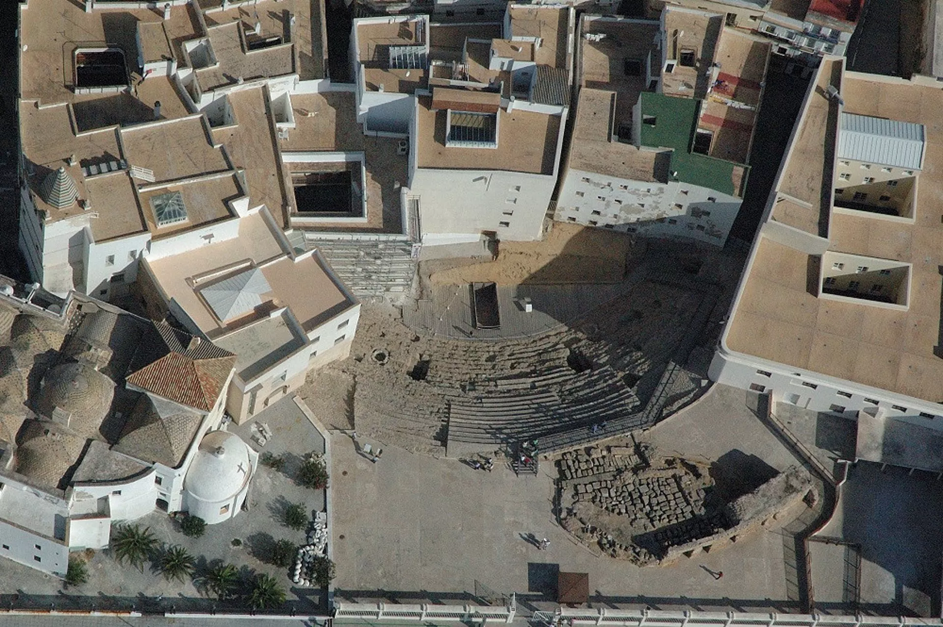 Imagen aérea del Teatro Romano de Cádiz en el Pópulo