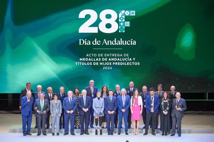 Foto de familia de los premiados en el 28F, Día de Andalucía, de 2024.