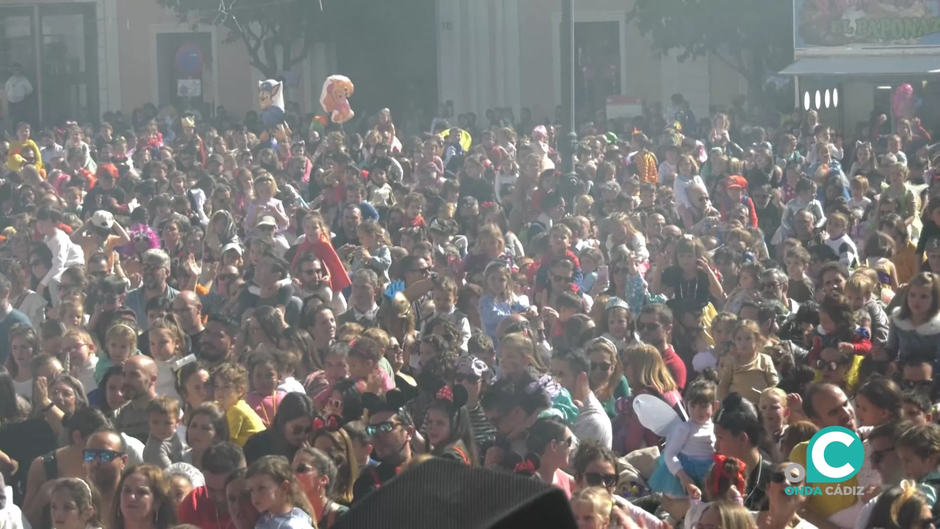 Público disfrutando del ambiente de carnaval en la ciudad de Cádiz. 