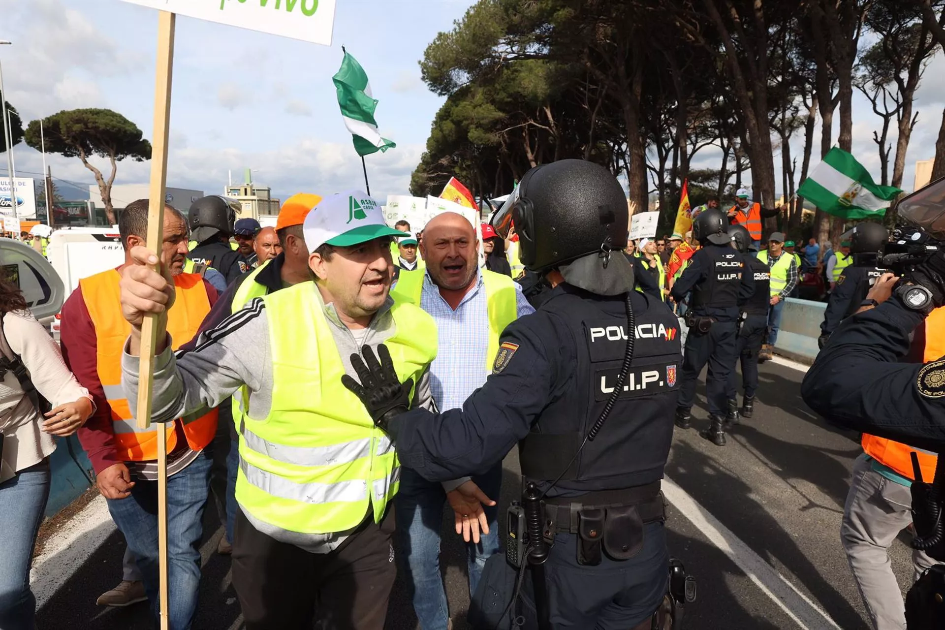 Agricultores discuten con las fuerzas del orden en las protestas agrarias en Algeciras