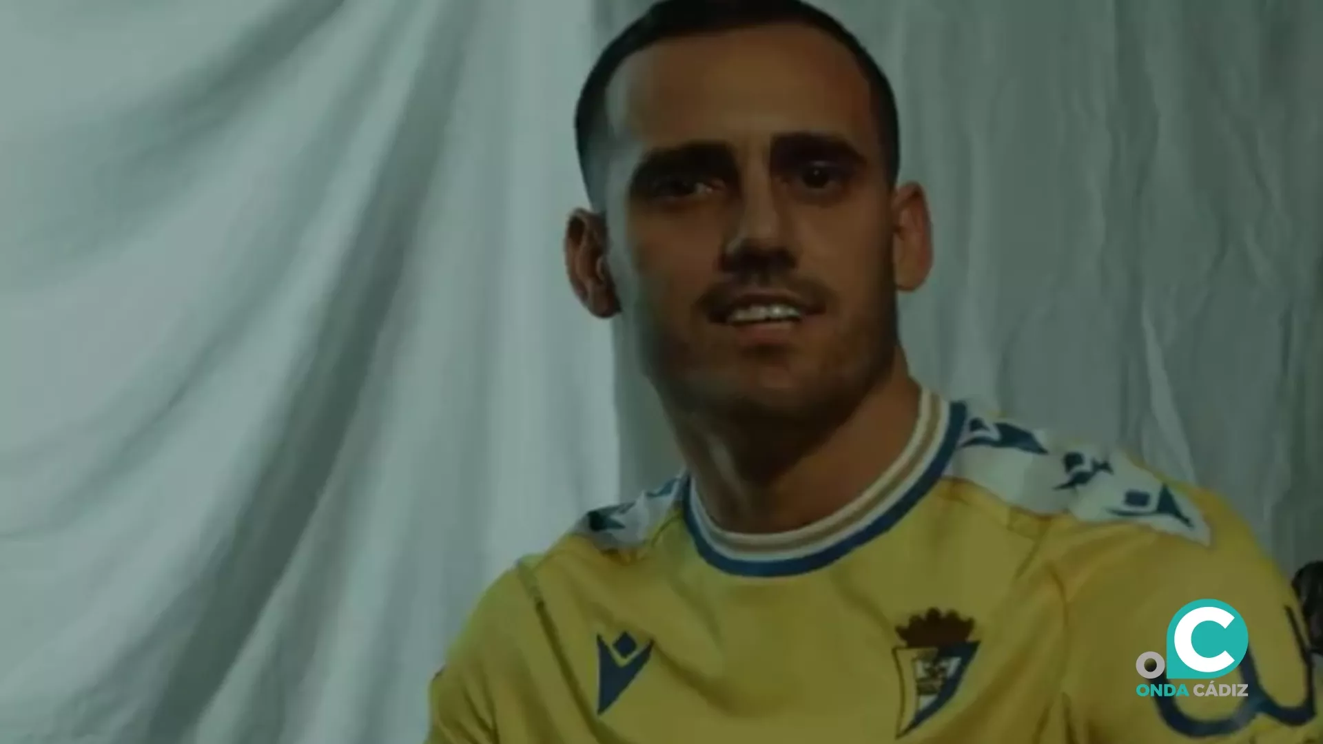 El jugador luce la camiseta del Cádiz CF en un vídeo publicado por el club