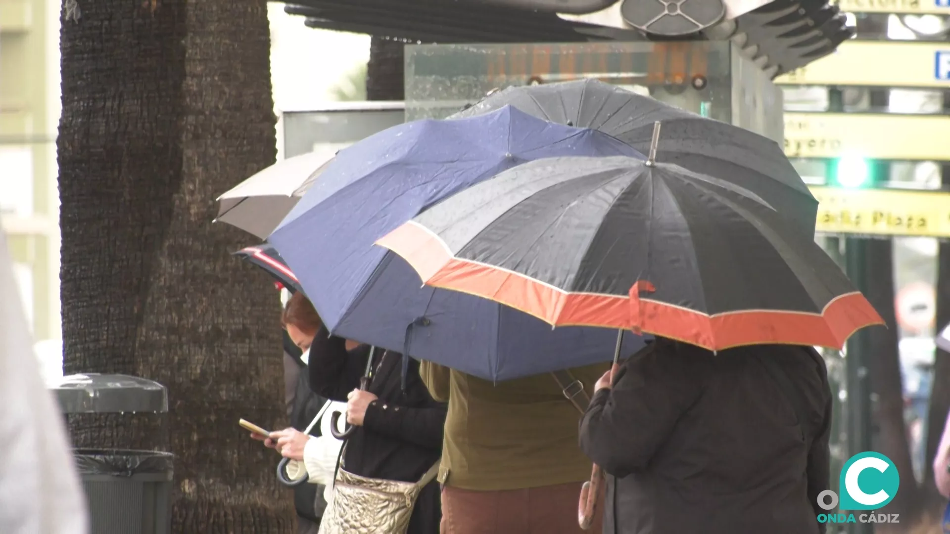 El aviso amarillo por lluvias y viento en el litoral gaditano permanece hasta las 23 horas de este viernes. 