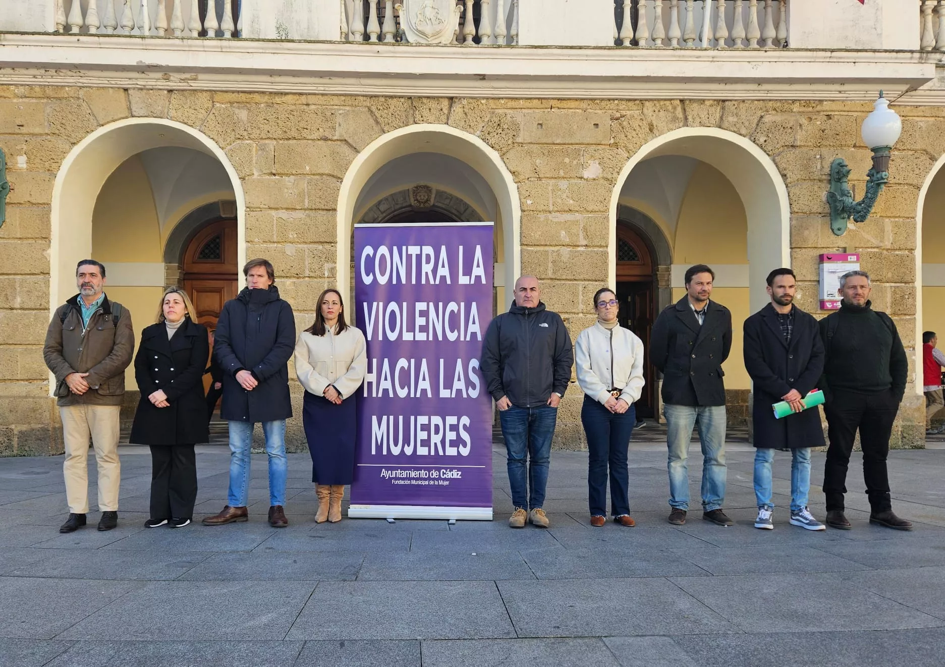 Minuto de silencio a las puertas del Ayuntamiento de Cádiz