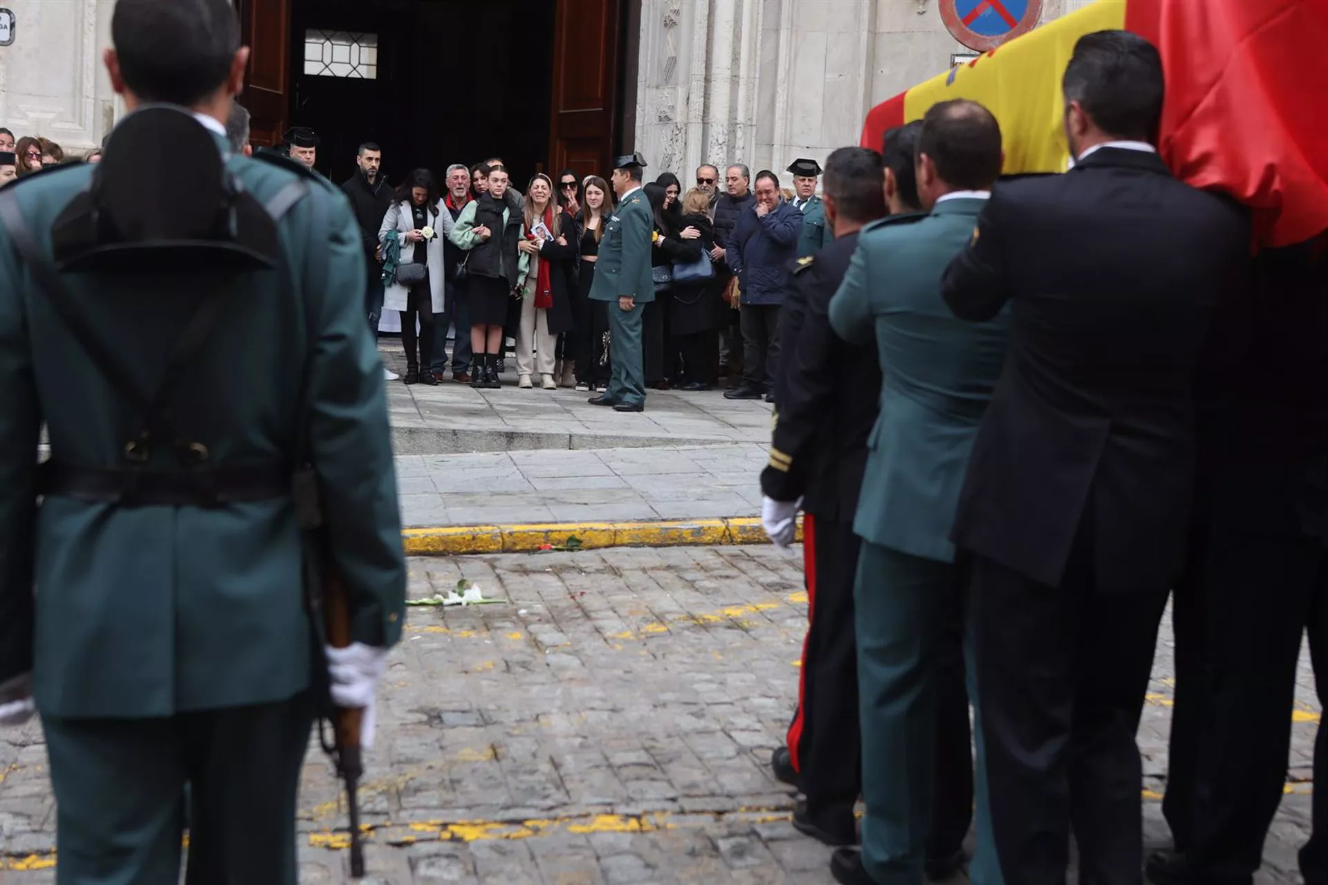 Imagen de la misa funeral en la Catedral de Cádiz por uno los guardias civiles muertos