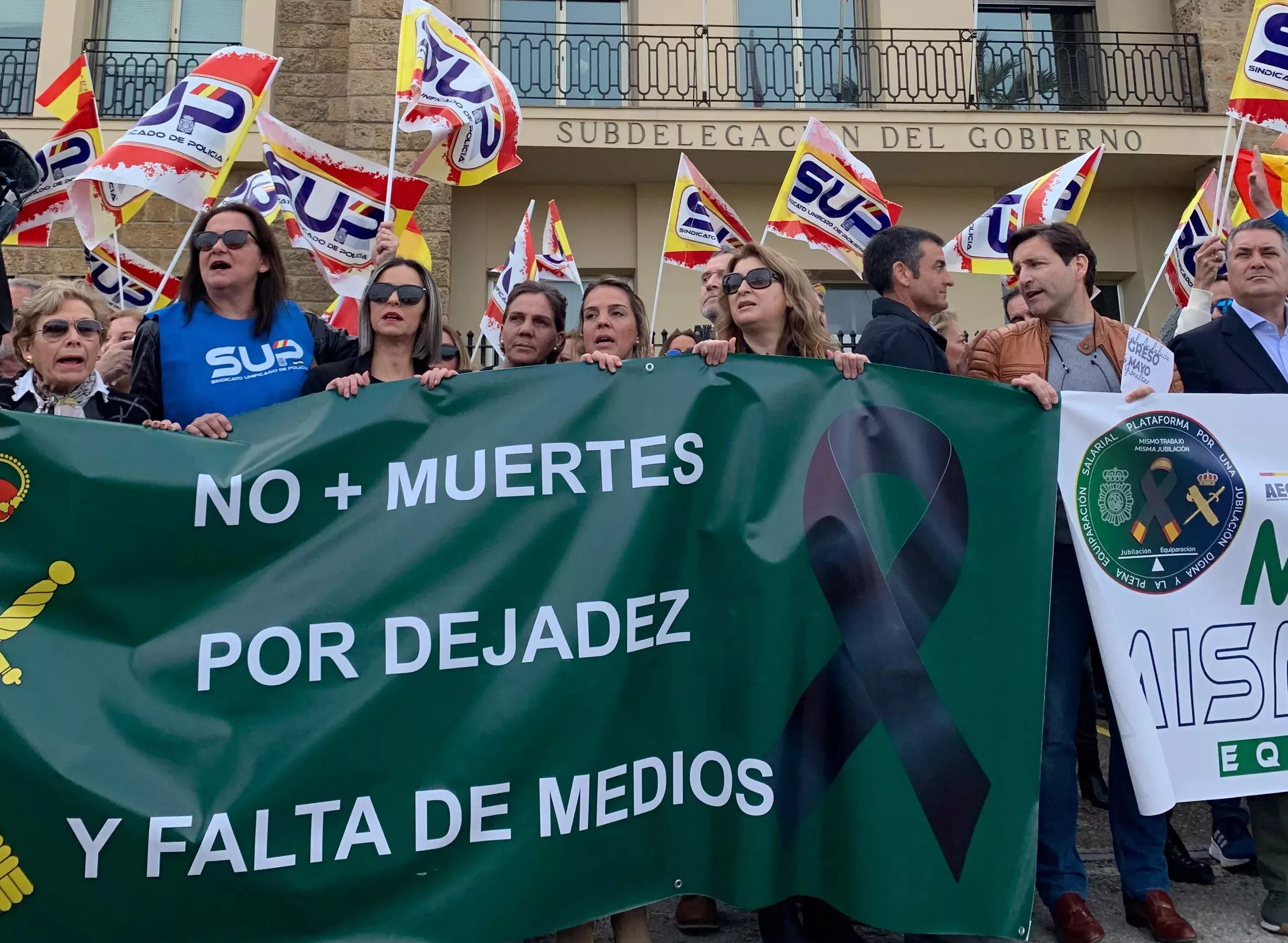 Momento de la manifestación en la Subdelegación de gobierno de Cádiz.