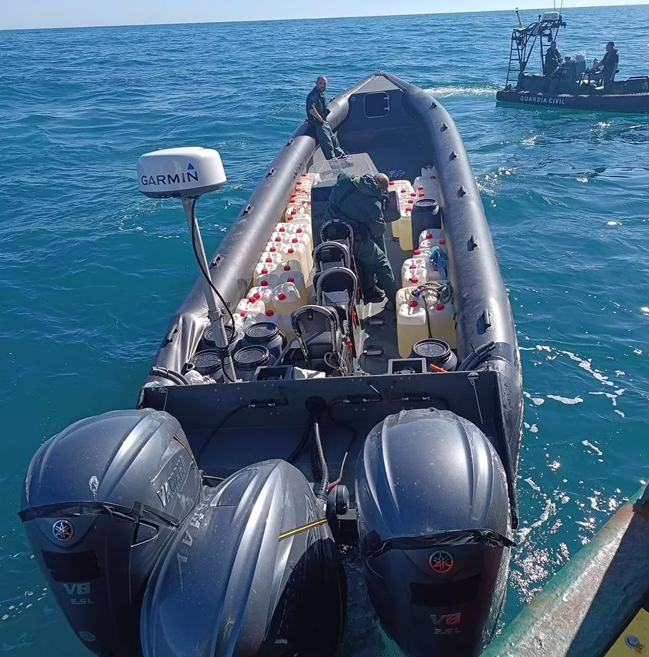 Narcolancha intervenida por la Guardia Civil en Conil, cargada con garrafas de gasolina y hachís