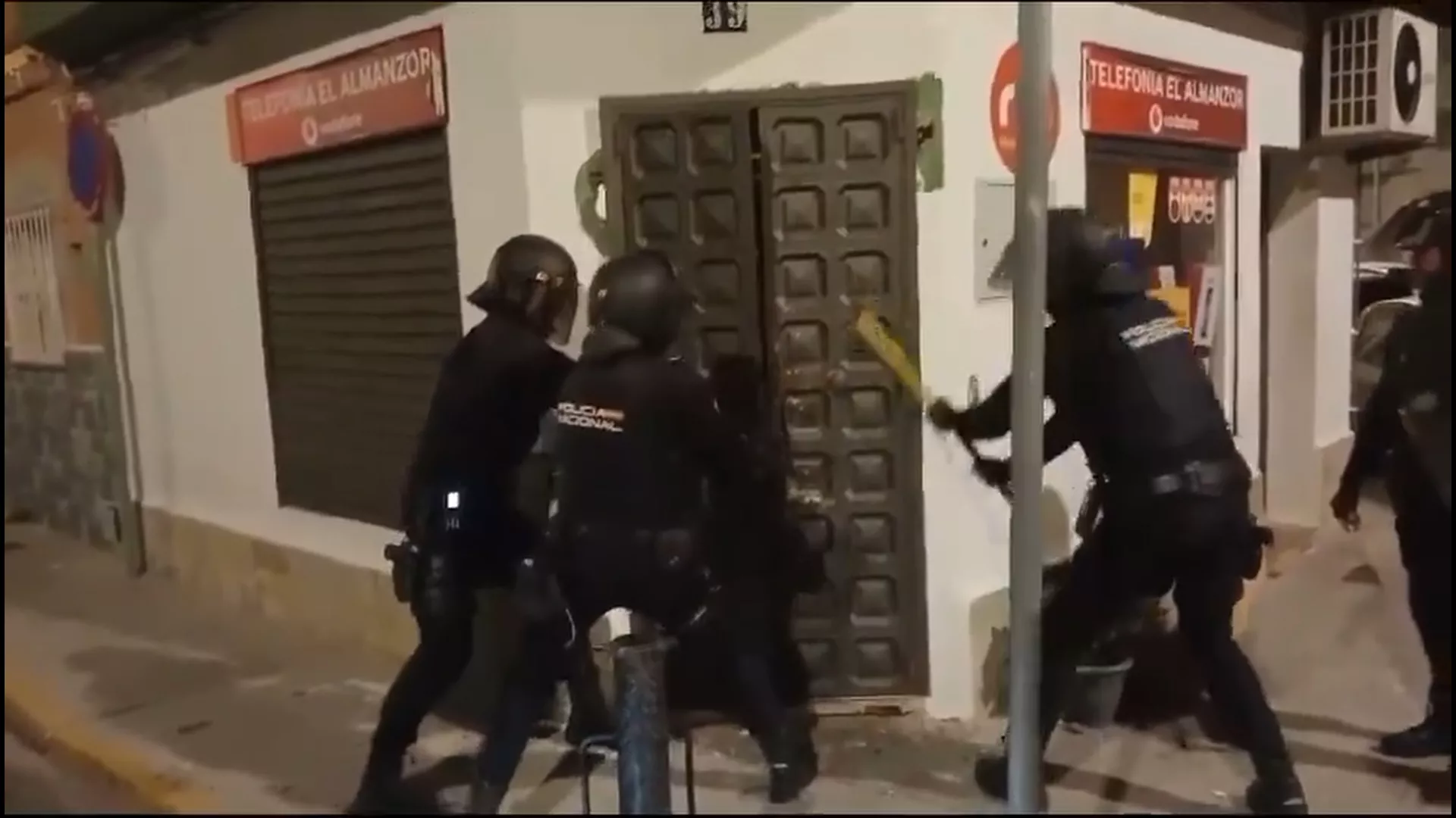 Agentes de la Policía Nacional realizando registro domiciliario dentro de la operación. 