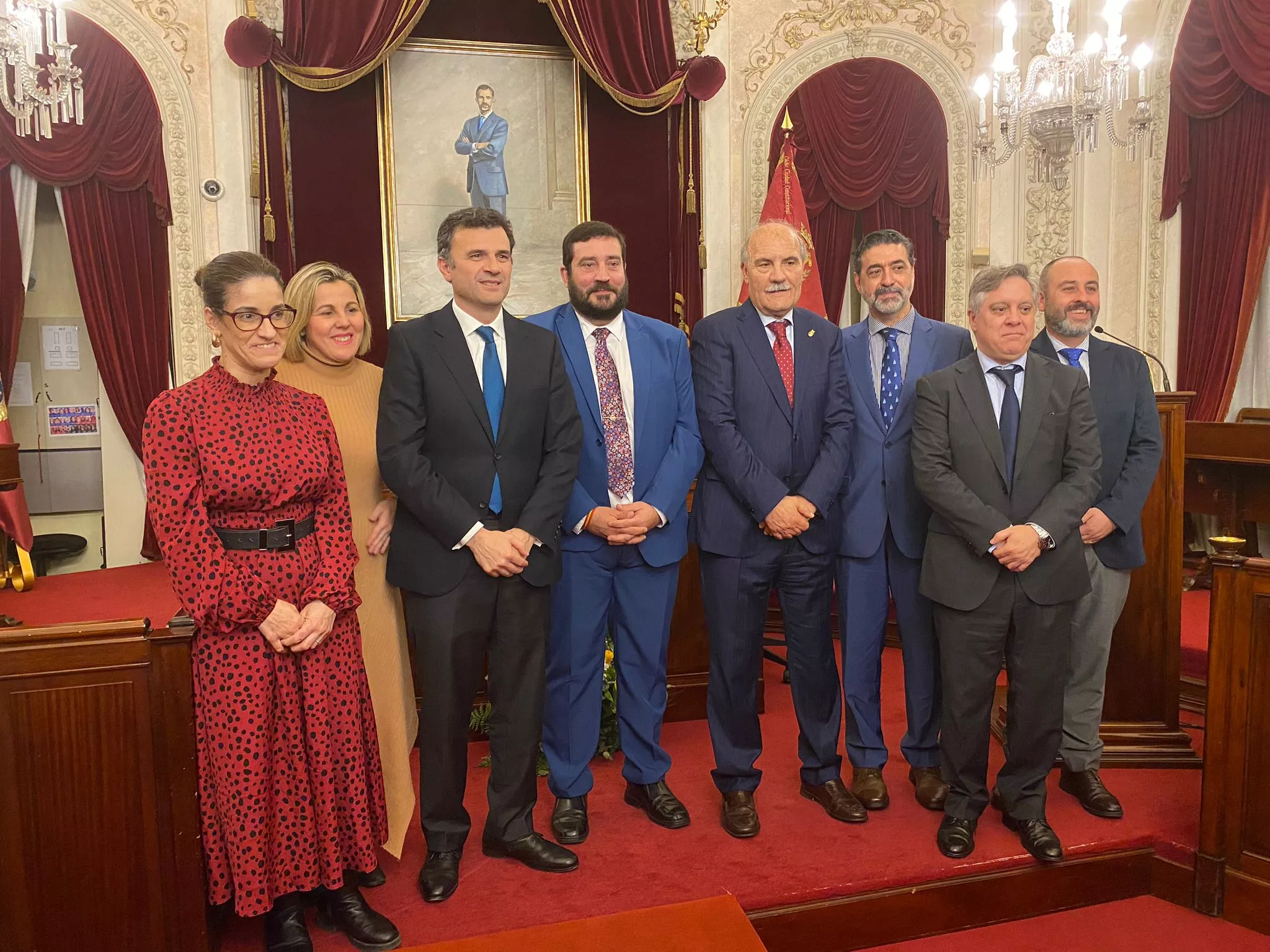 El pregonero de la Semana Santa de Cádiz 2024 acompañado de autoridades en el acto en el Ayuntamiento