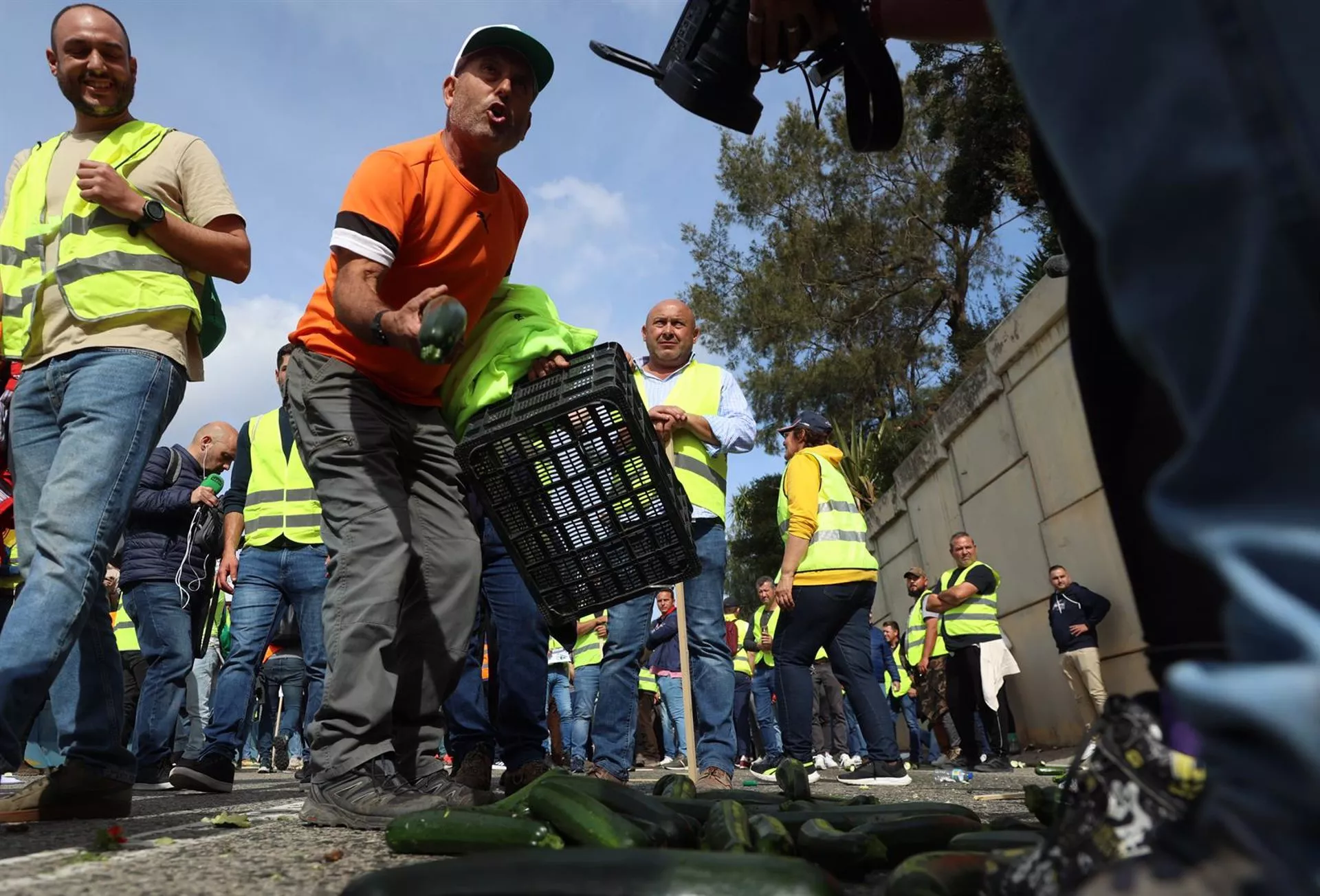 Agricultor tira hortalizas al suelo en las protestas agrarias en Algeciras