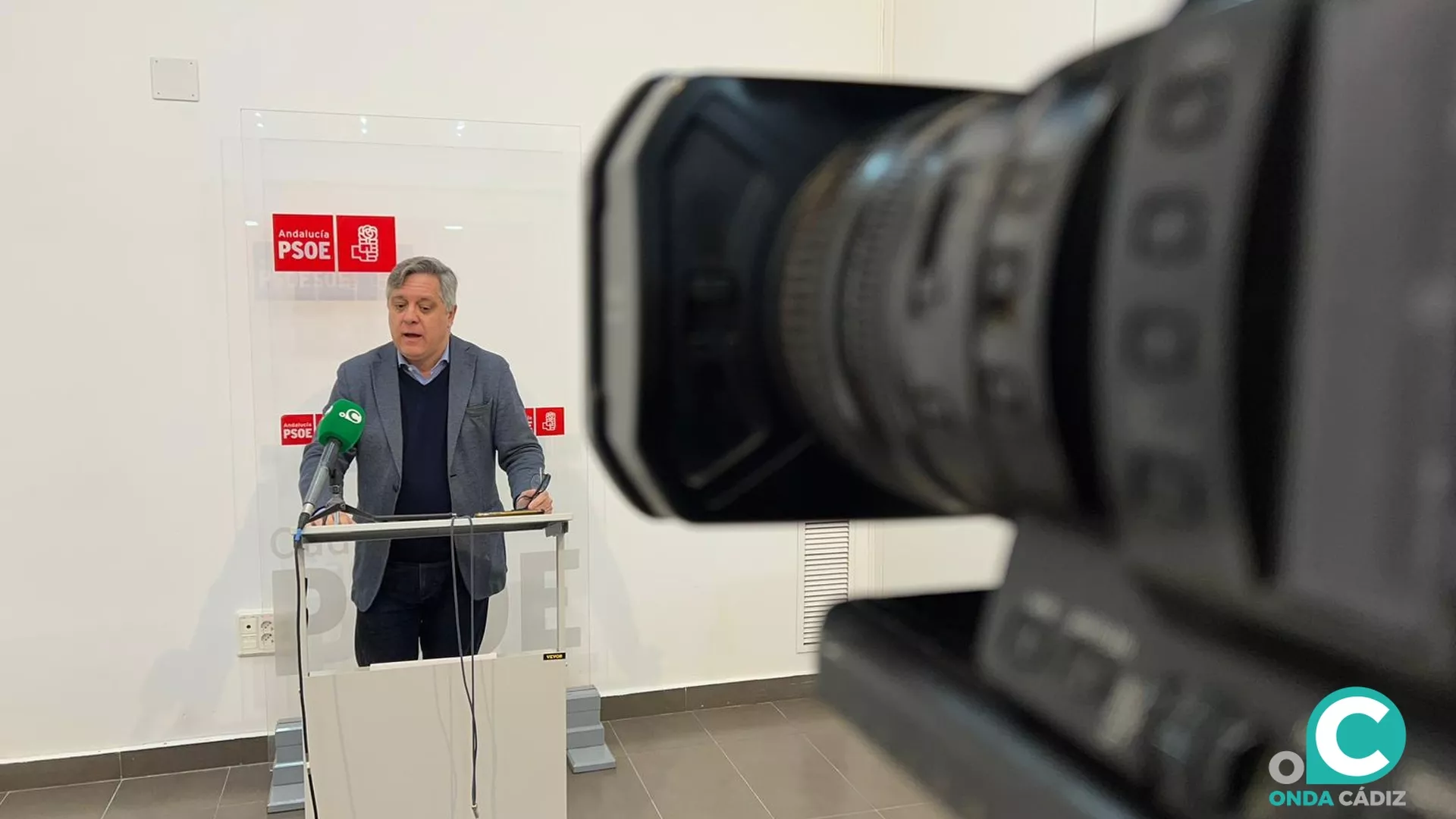El portavoz del PSOE en el Ayuntamiento Óscar Torres, en rueda de prensa. 