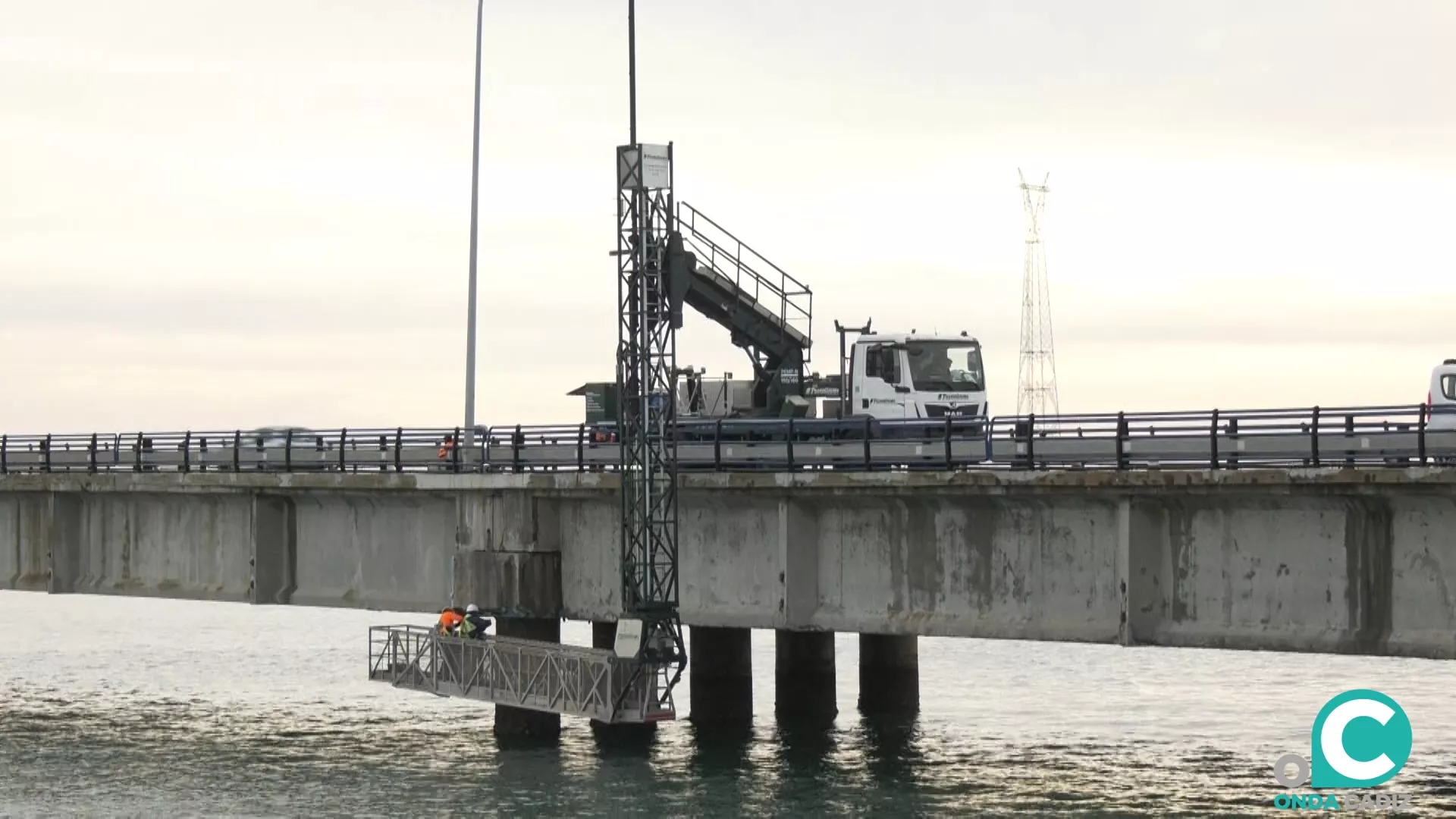 Operarios realizando intervenciones en el puente Carranza. 