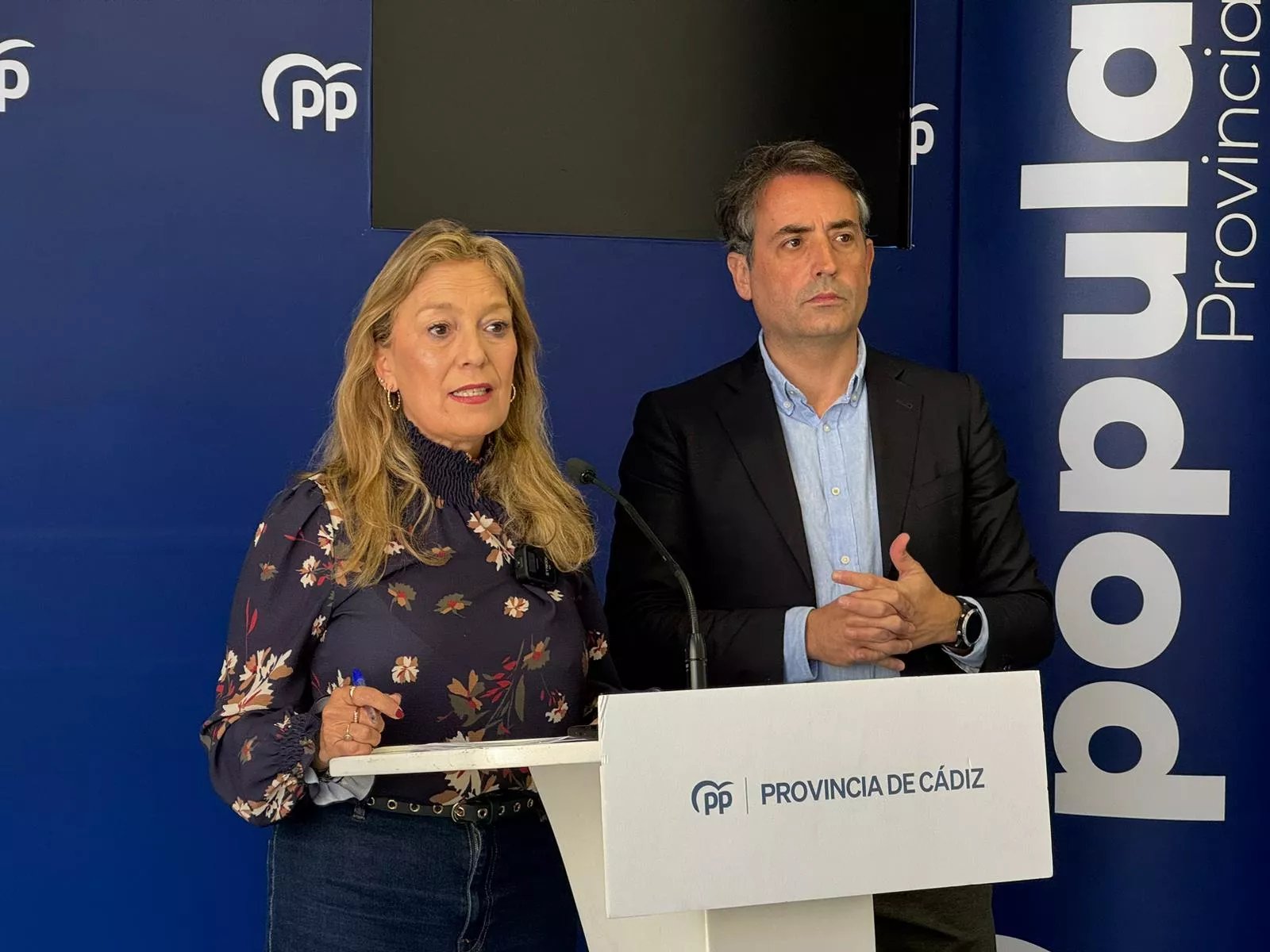 Los dirigentes del PP, Antonio Saldaña y Macarena Lorente, durante la rueda de prensa