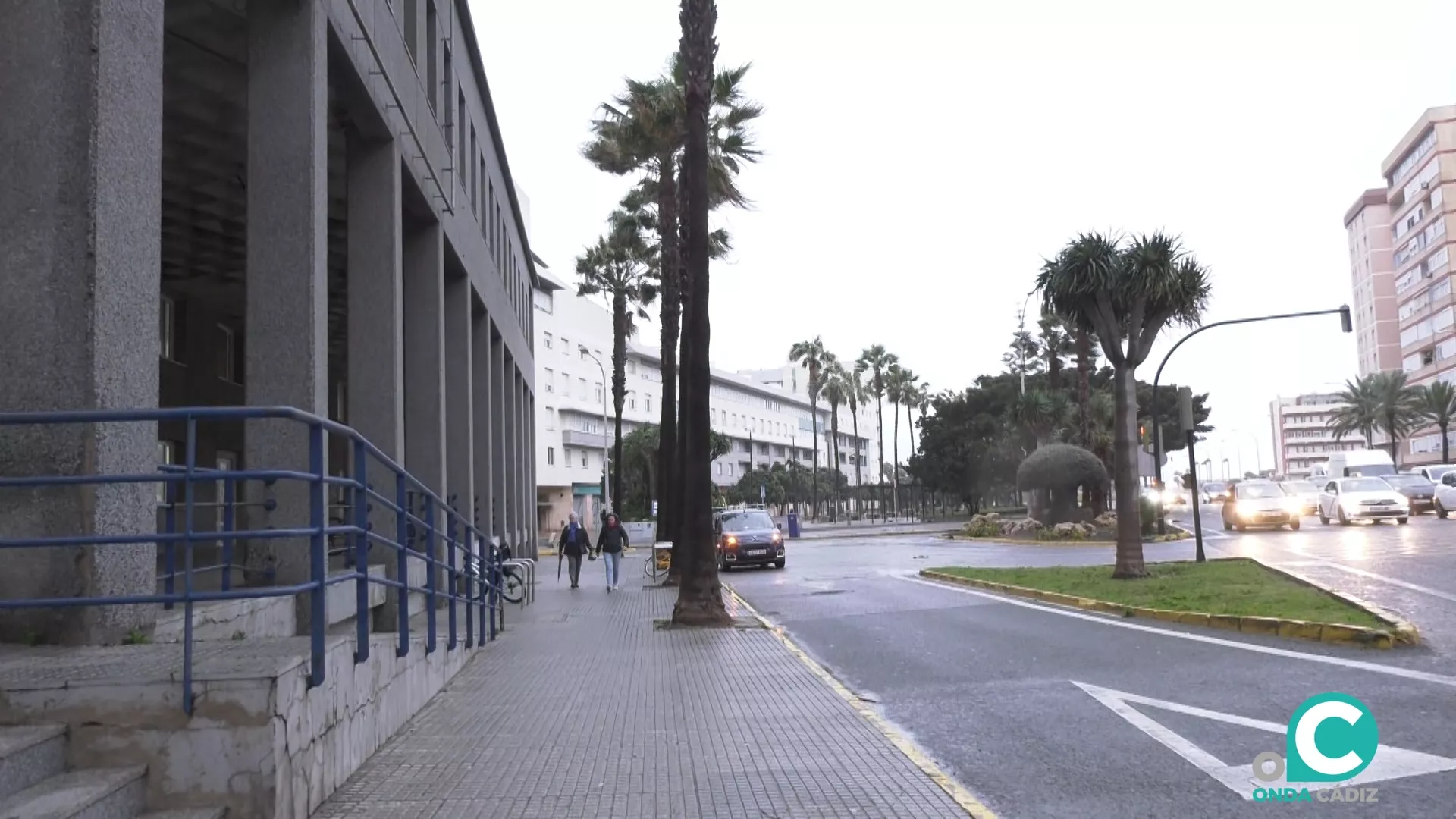 Imagen del temporal de viento esta mañana de viernes en Cádiz. 