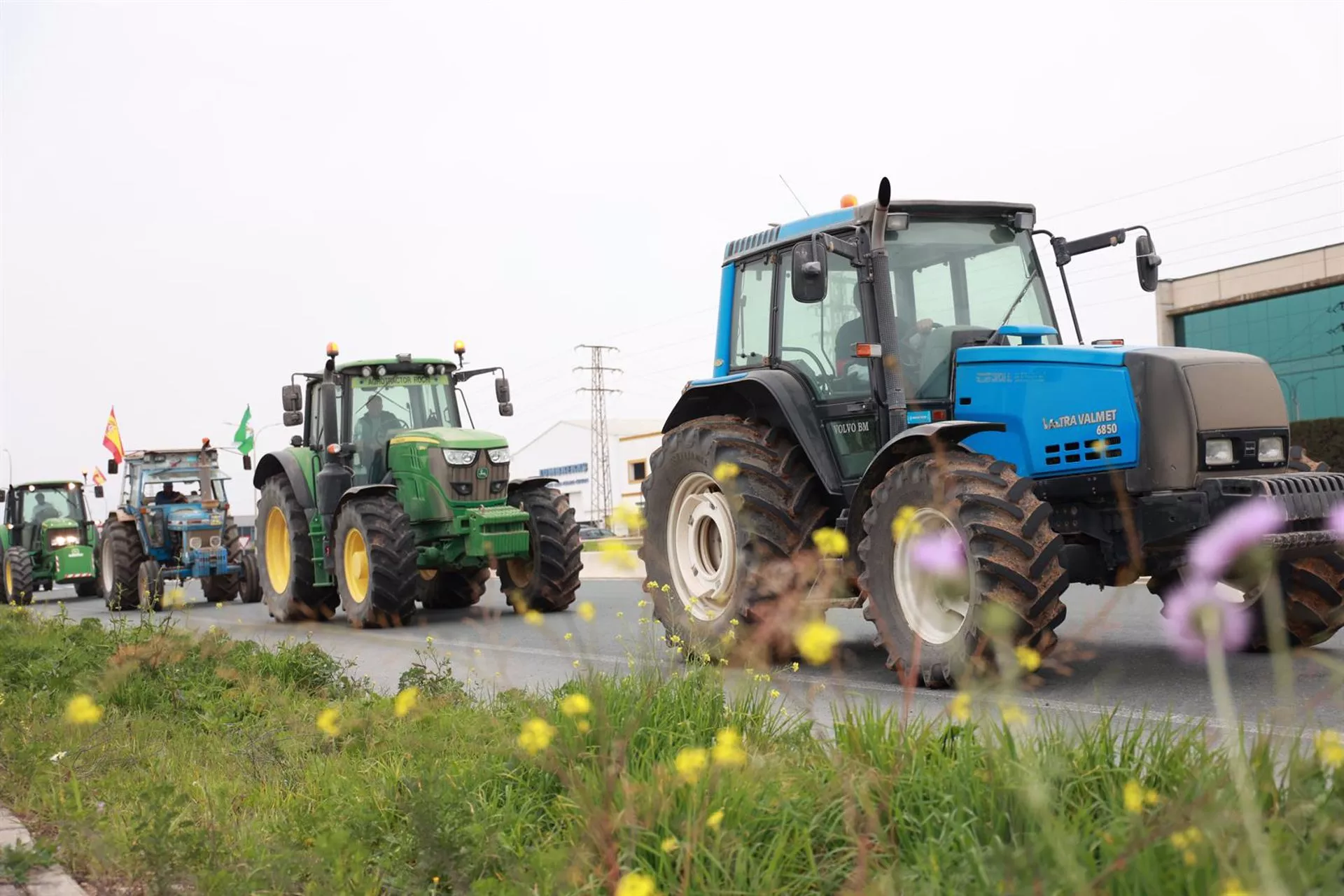 Tractores en un acción de protesta en la carretera en una imagen reciente.