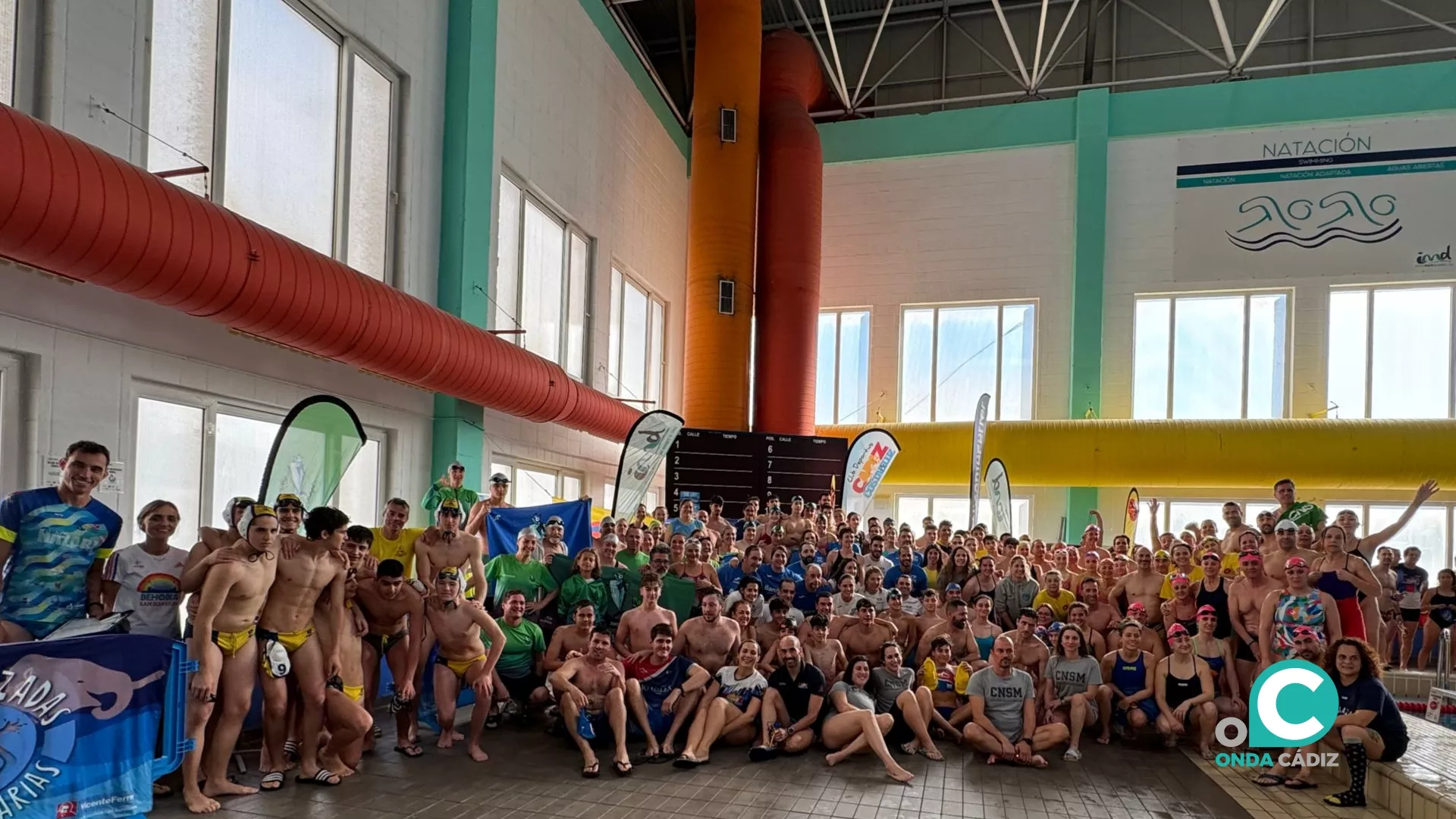 200 nadadores han participado en el "100×100 Solidario Costa de la Luz".