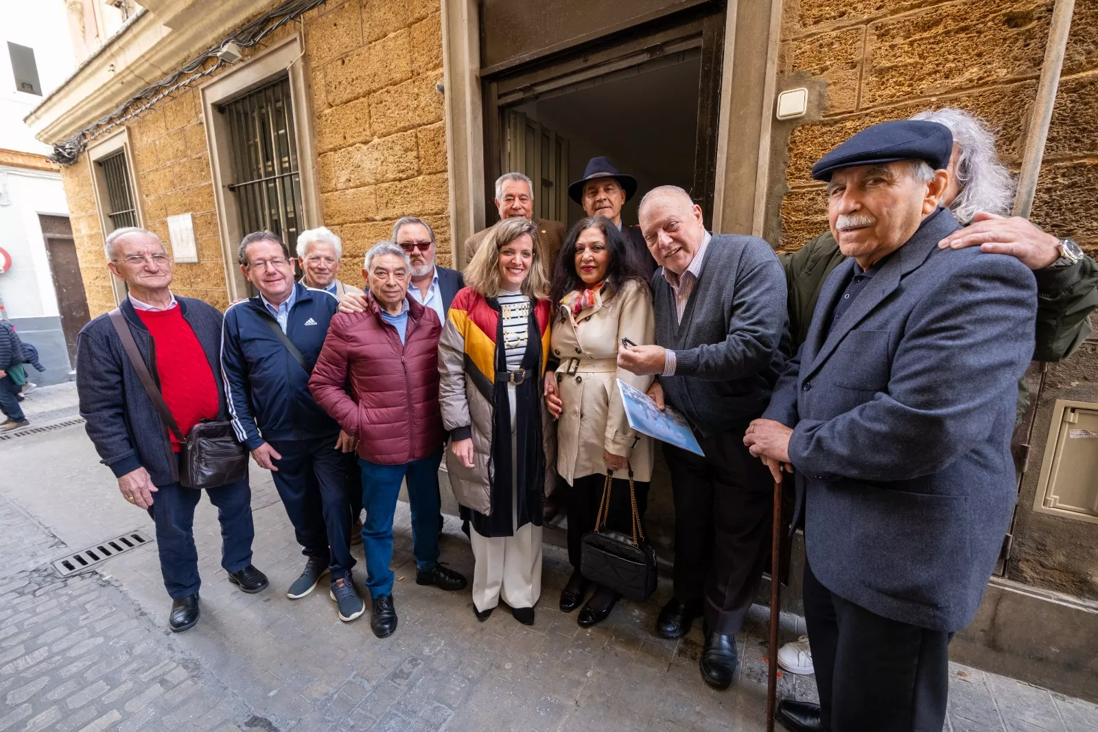 Miembros de la Cátedra de Flamenologia y autoridades a las puertas del nuevo local