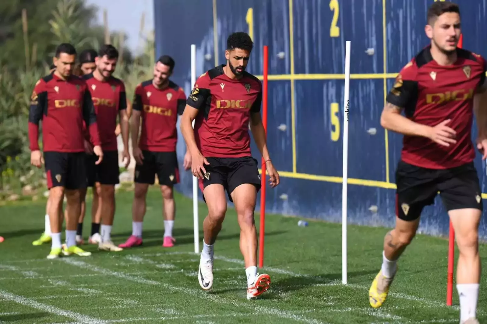 Jugadores del Cádiz CF se ejercitan en el entrenamiento de este martes