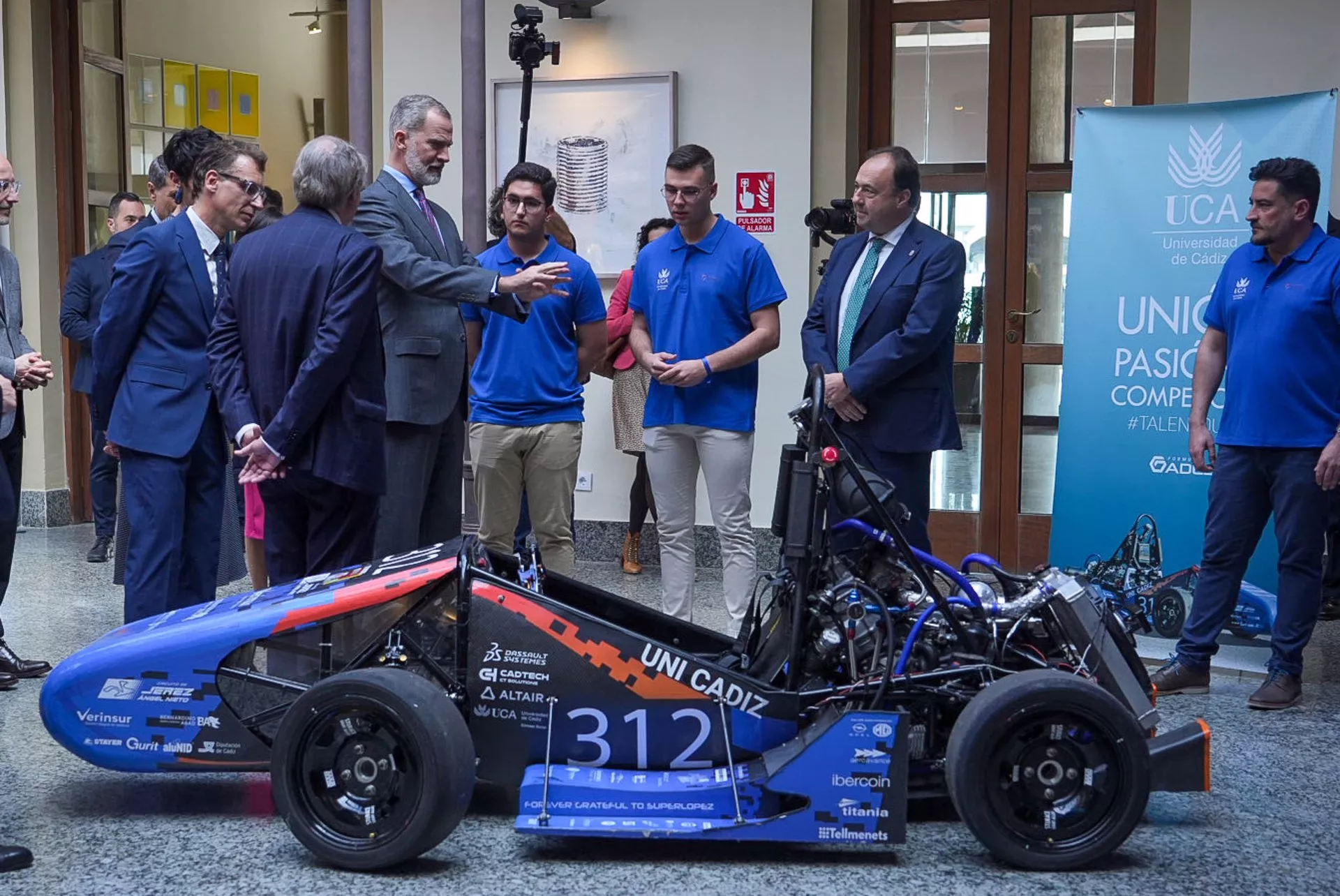 El rey Felipe VI junto a los estudiantes responsables del monoplaza Fórmula Gades de la Universidad de Cádiz