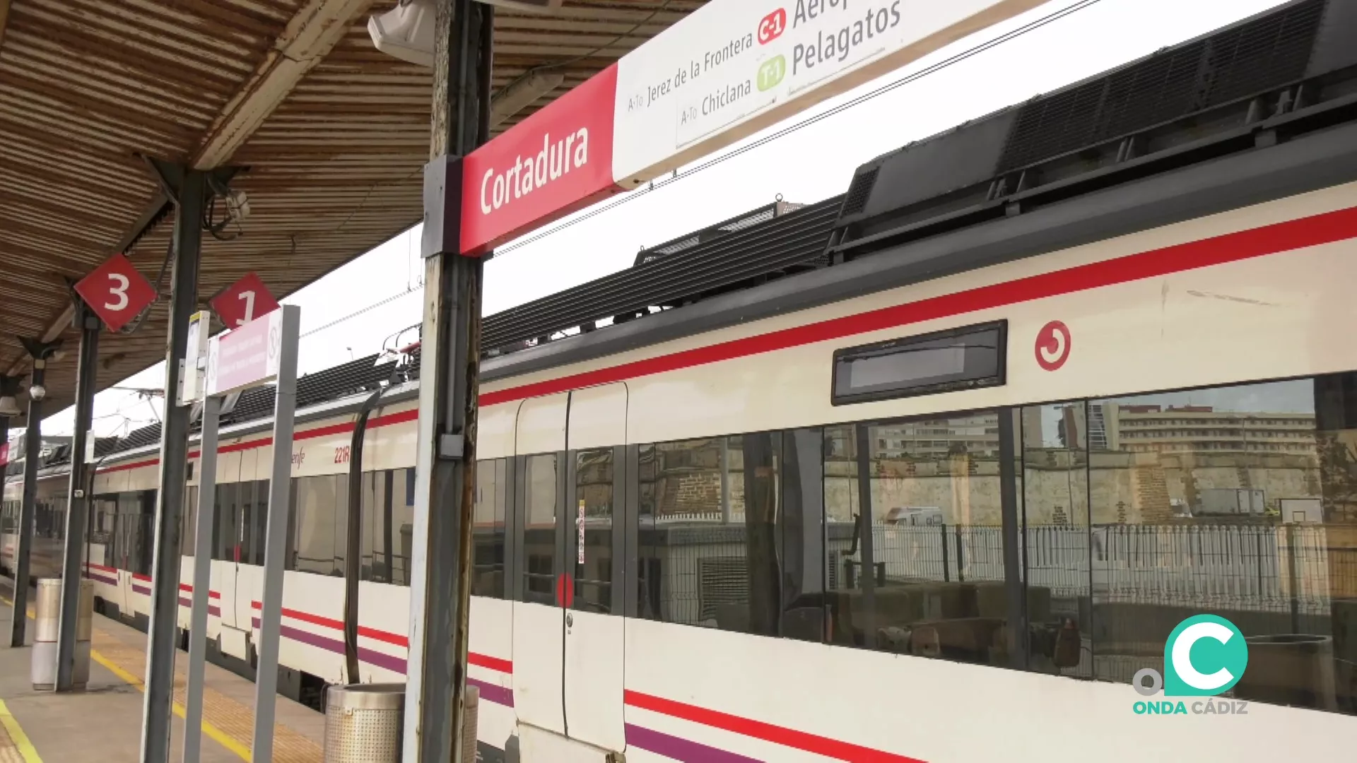 Un tren de cercanías en la estación de Cortadura