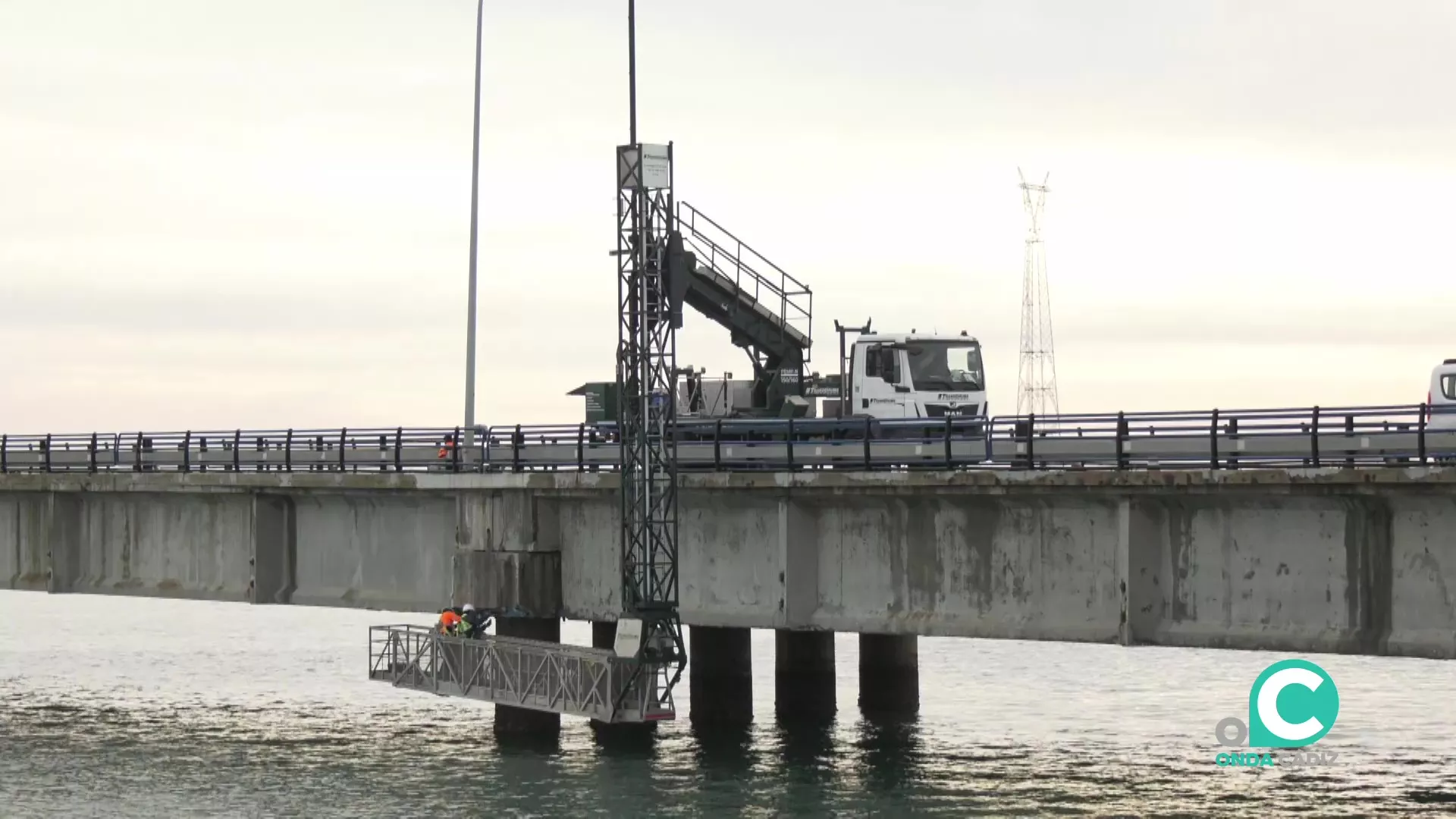 Operarios trabajan en los pilares del puente Carranza 