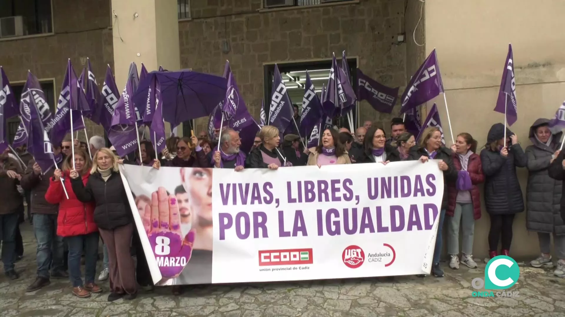 Concentración en el edficio de sindicatos por el 8M