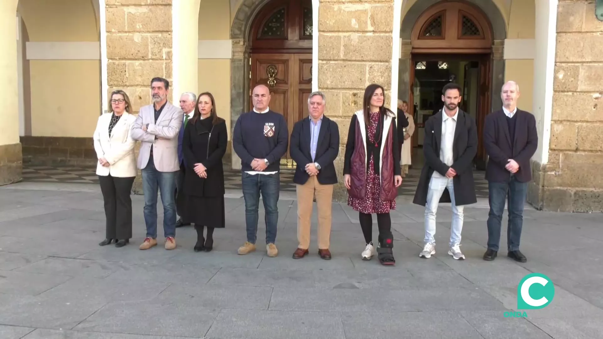 Recuerdo a las victimas del 11 M a las puertas del Ayuntamiento de Cádiz