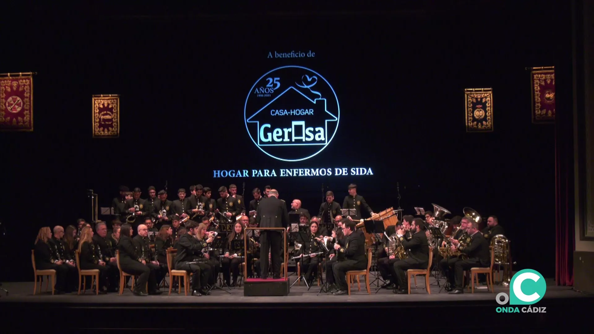 El Gran Teatro Falla se llenó con el recital de la tertulia Al Palo en beneficio a Gerasa