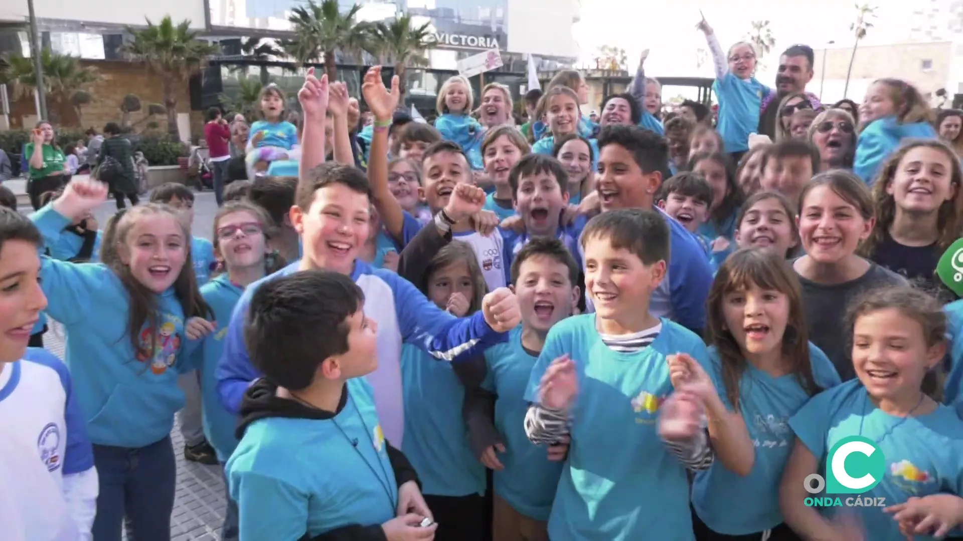 Participantes de la Olimpiada Escolar durante el desfile inaugural por las calles gaditanas