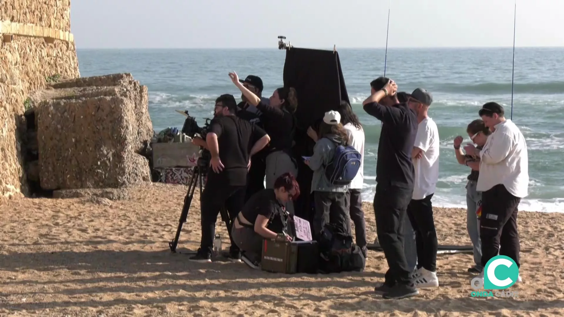 El equipo de filmación de Coraje en la playa de la Caleta.