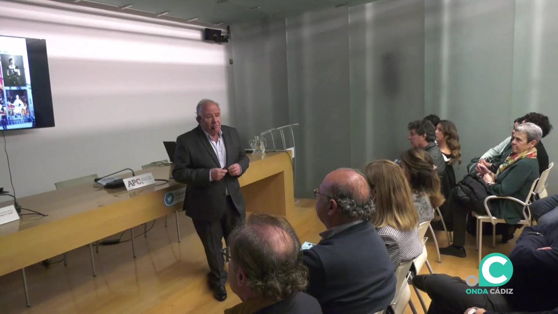 Óscar Lobato durante el acto en la Asociación de la Prensa de Cádiz.