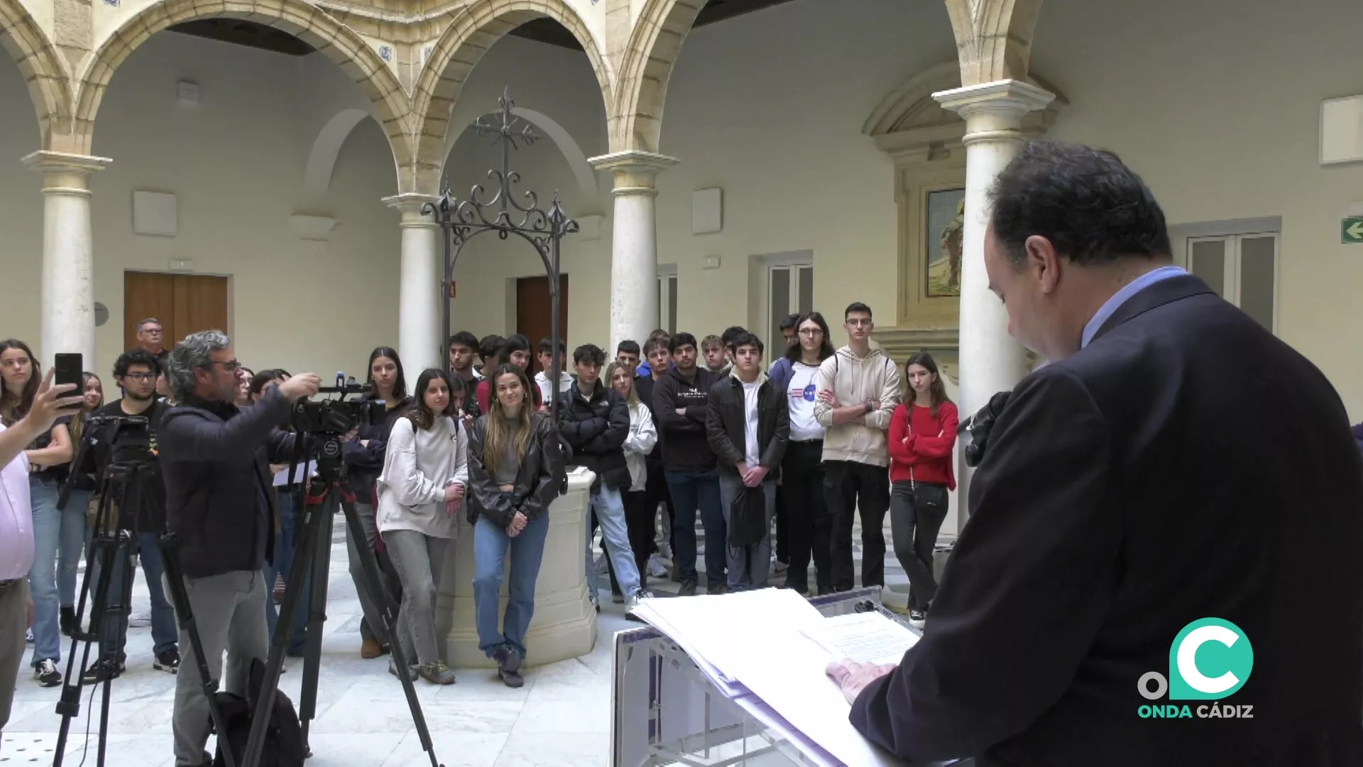 El rector de la UCA, Casimiro Mantell, arrancó el acto de la lectura de la Constitución.