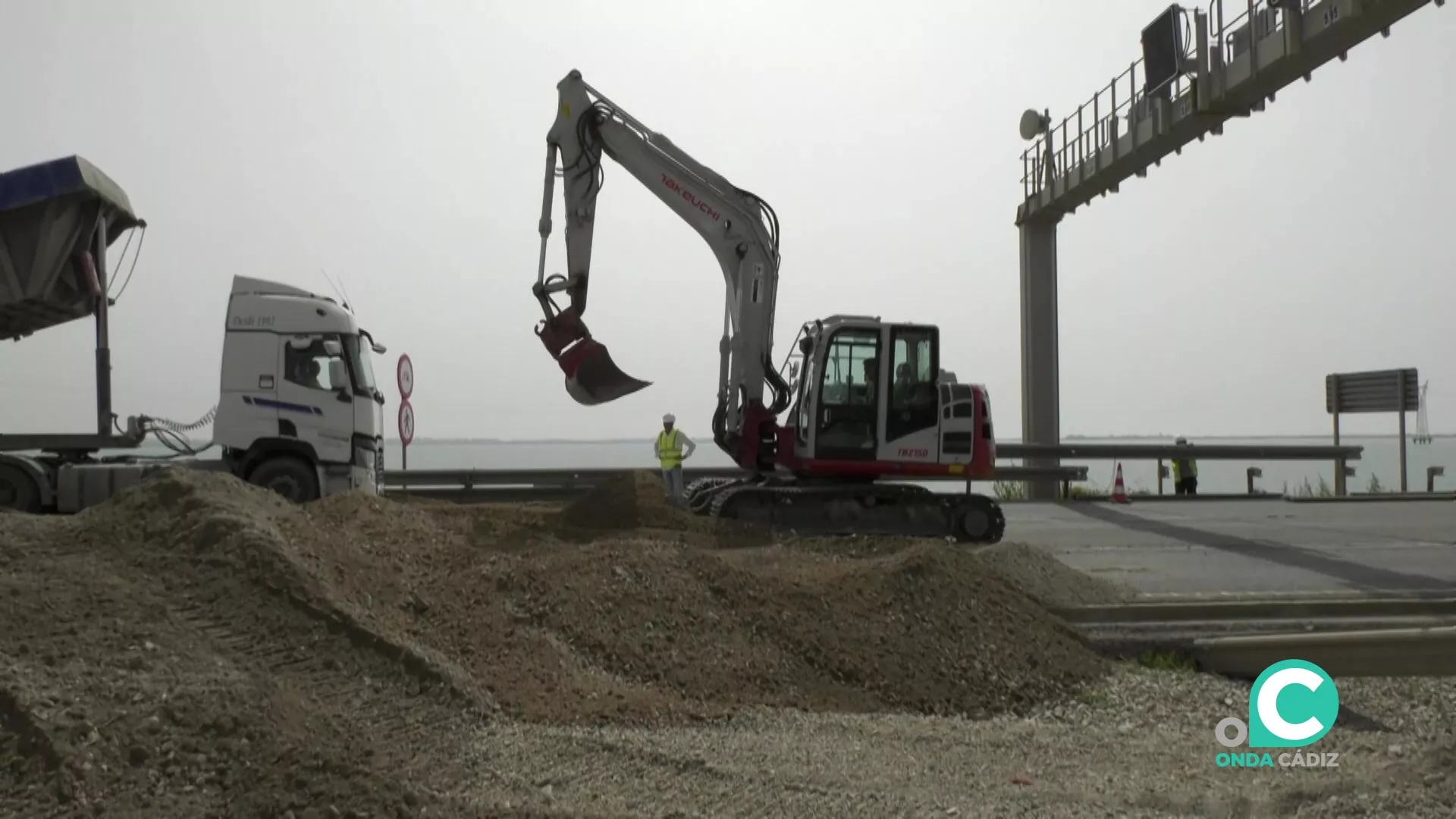 Una excavadora trabaja a la entrada del Puente Carranza