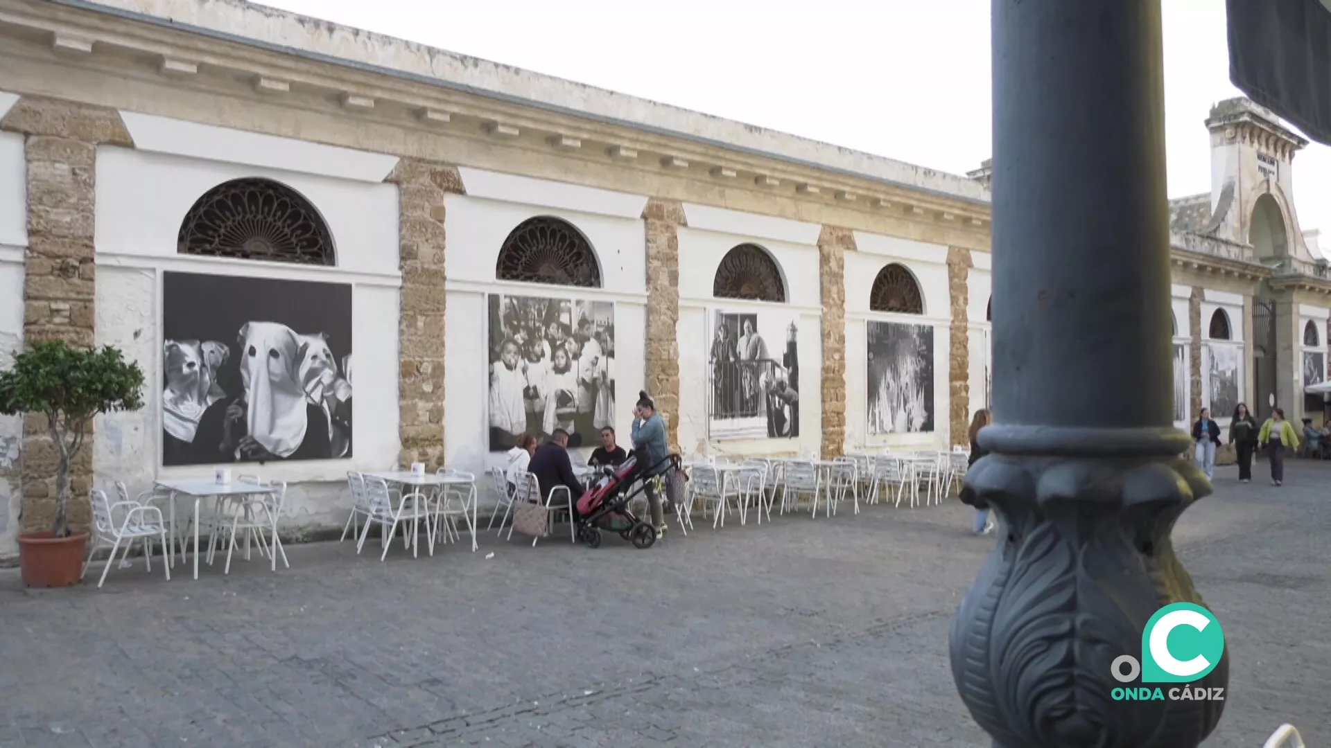 Una de las fachadas del Mercado Central con la exposición fotográfica cofrade