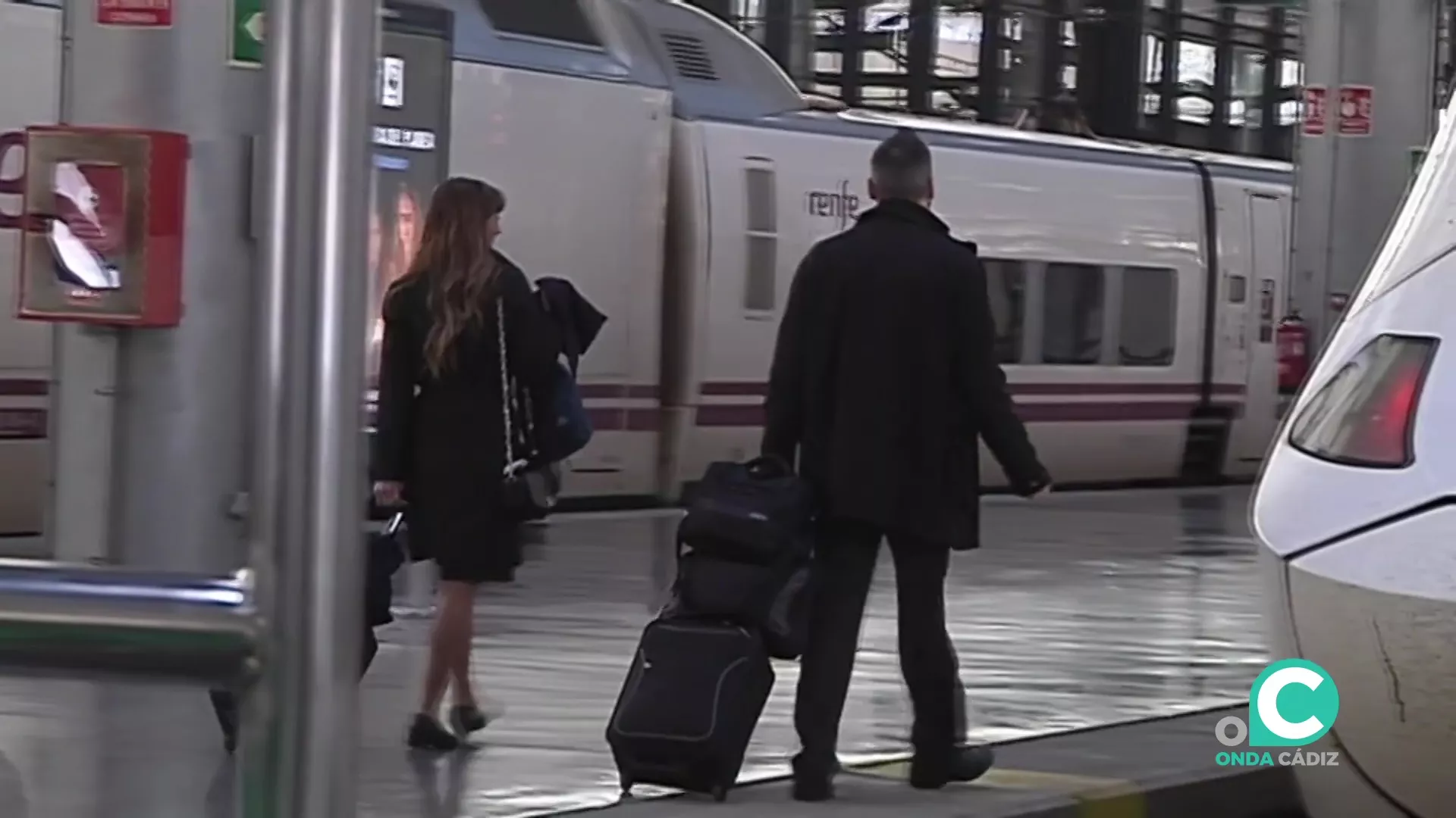 Pasajeros en la estación de Cádiz en una imagen de archivo