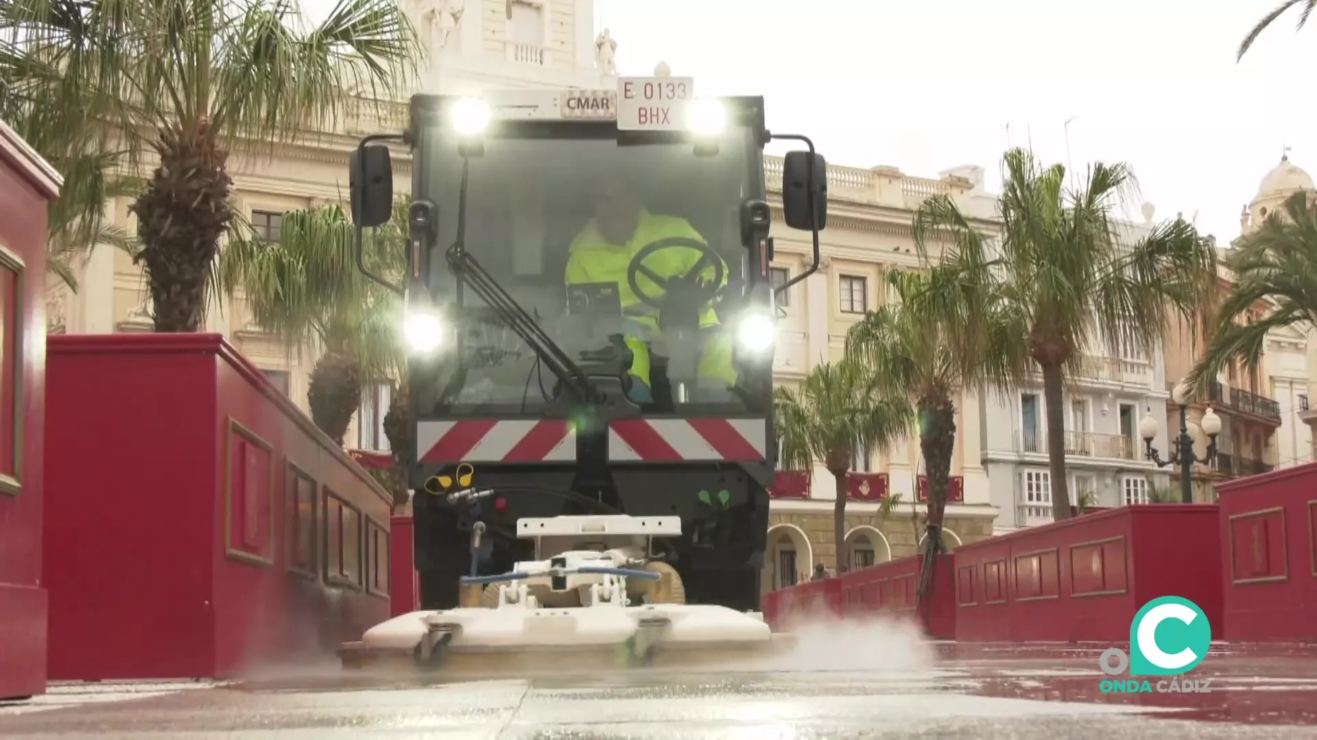 Una máquina limpiadora en plena fase de trabajo junto a los palcos instalados en la plaza de San Juan de Dios