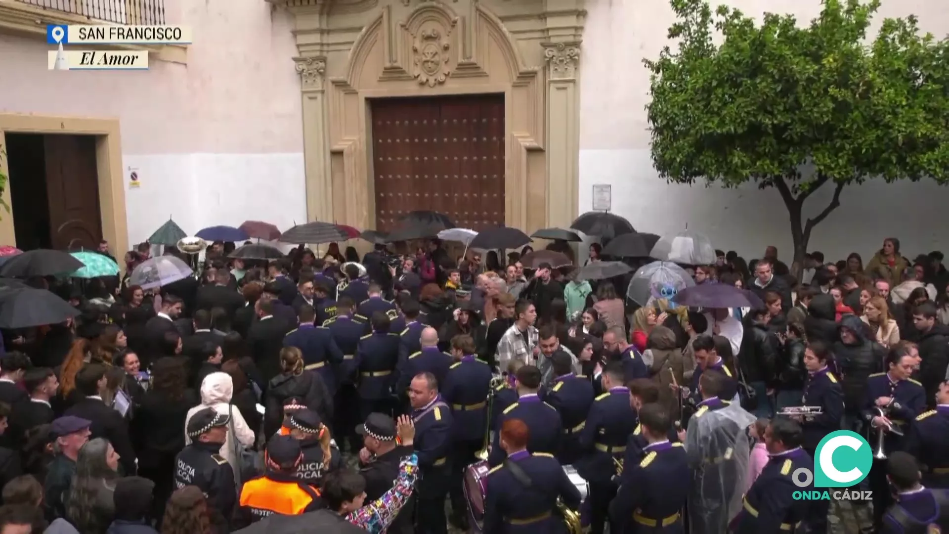 Fieles junto a la puerta de San Francisco después de que la hermandad del Nazareno del Amor regresara al poco de salir