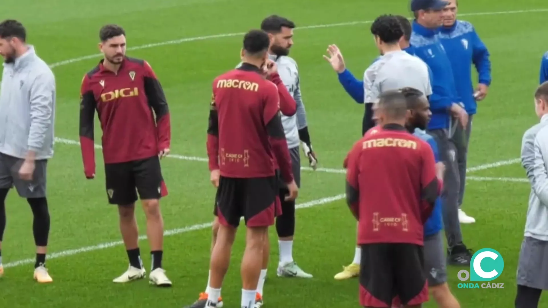 Los jugadores del Cádiz cf antes de comenzar el entrenamiento de este lunes