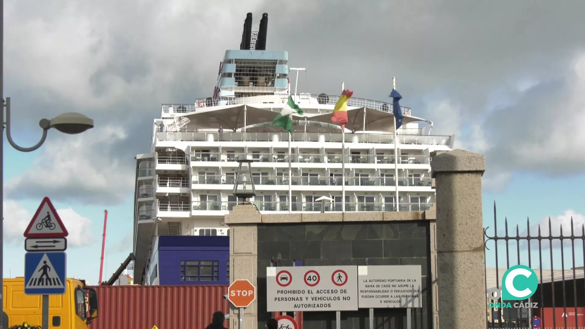 Vista del crucero atracado en la mañana de este martes en el muelle de Cádiz