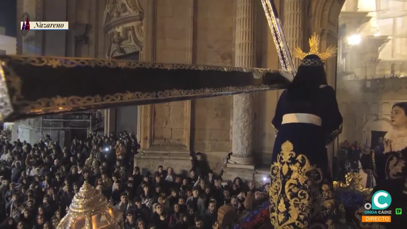 El 'greñúo' entrando en la Catedral de Cádiz