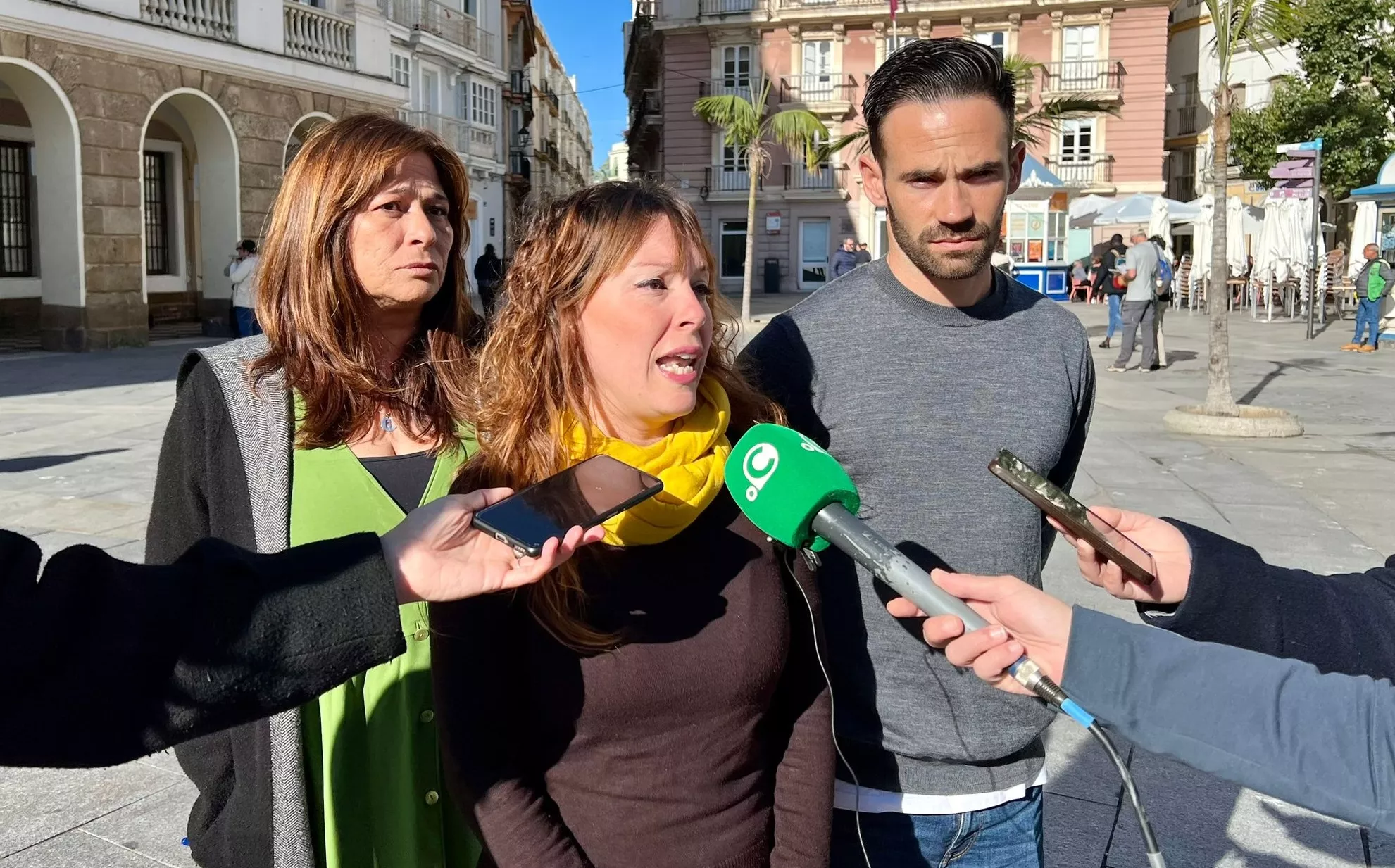 Lorena Garrón, de Adelante Izquierda Gaditana, atiende a los medios de comunicación