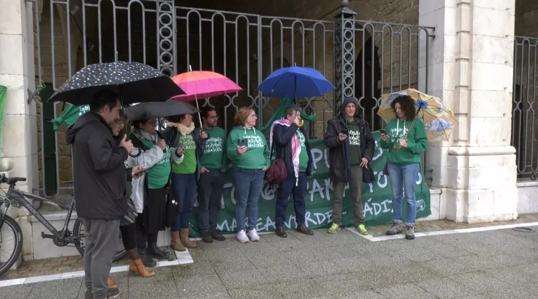 La Marea Verde celebra pese a la lluvia el respaldo unánime del pleno a la nueva glorieta de la Educación Pública.