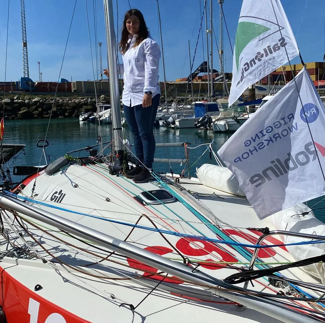 Aina Bauzá con el barco con el que cruzará el Atlántico