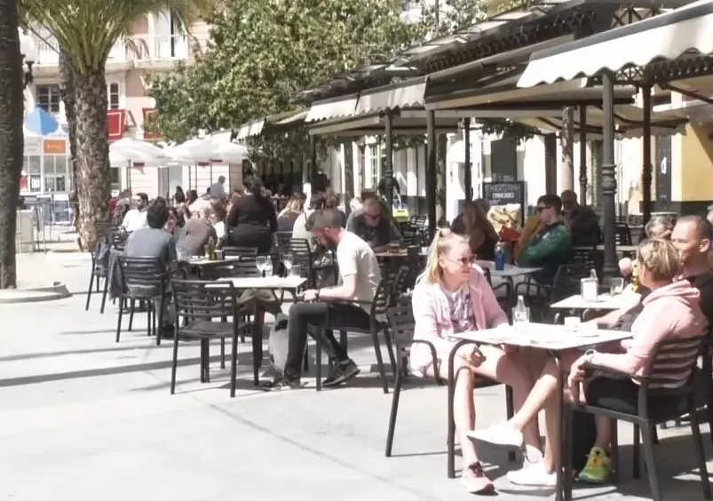 Comensales en una terraza de Cádiz. 