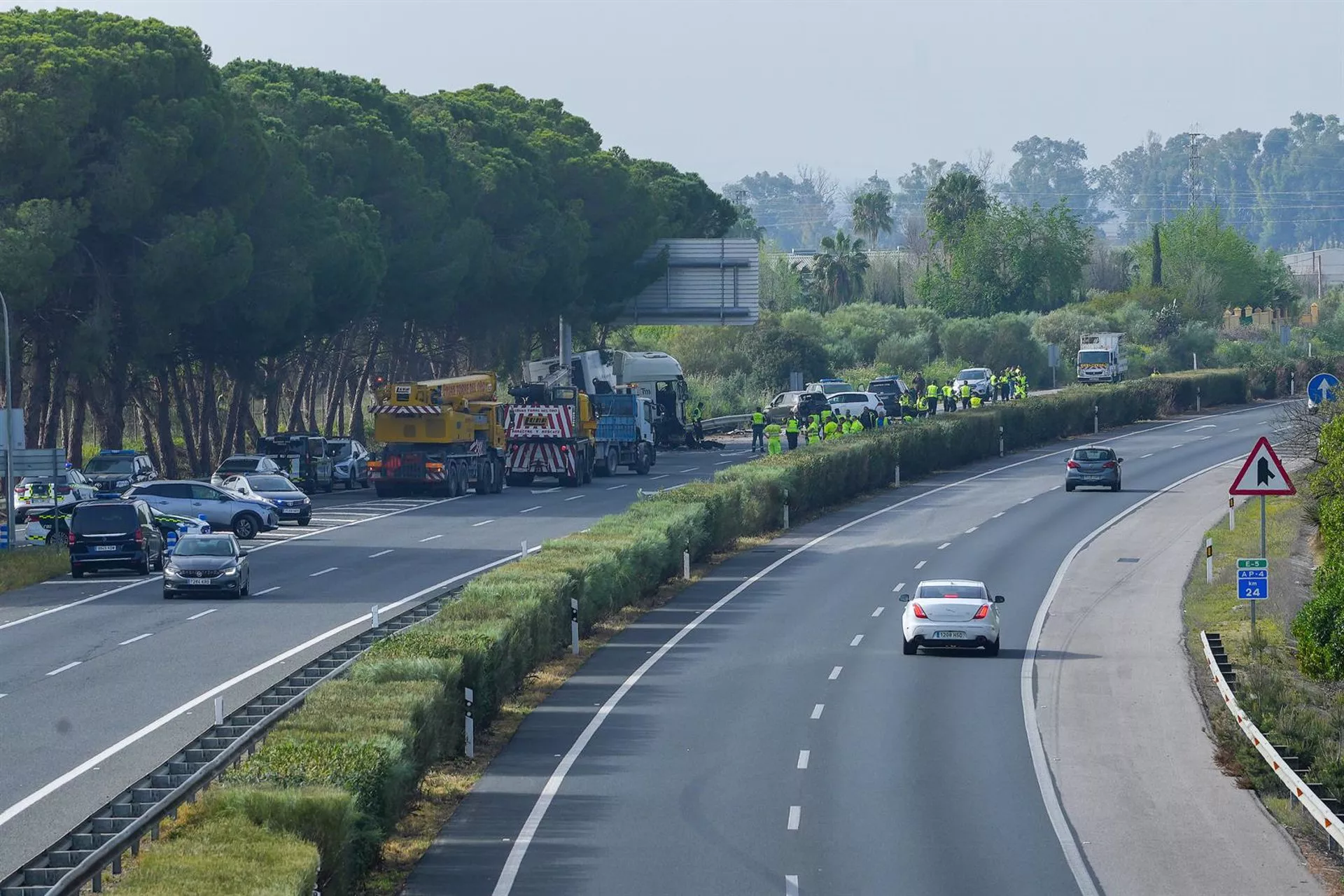 Imagen del accidente en la AP-A a la altura de Los Palacios.