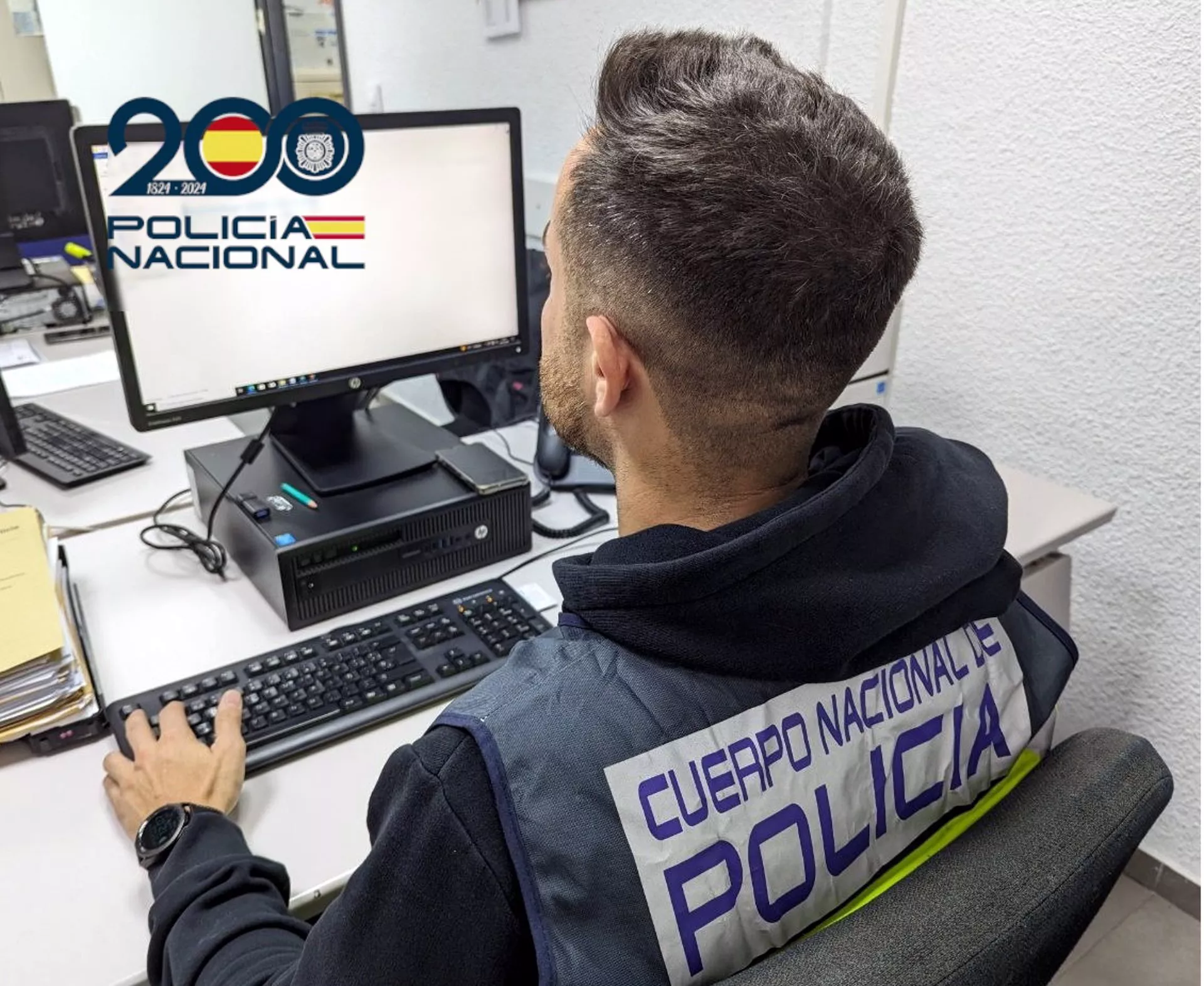 Agente de la Policía Nacional en una investigación de delitos a través de internet